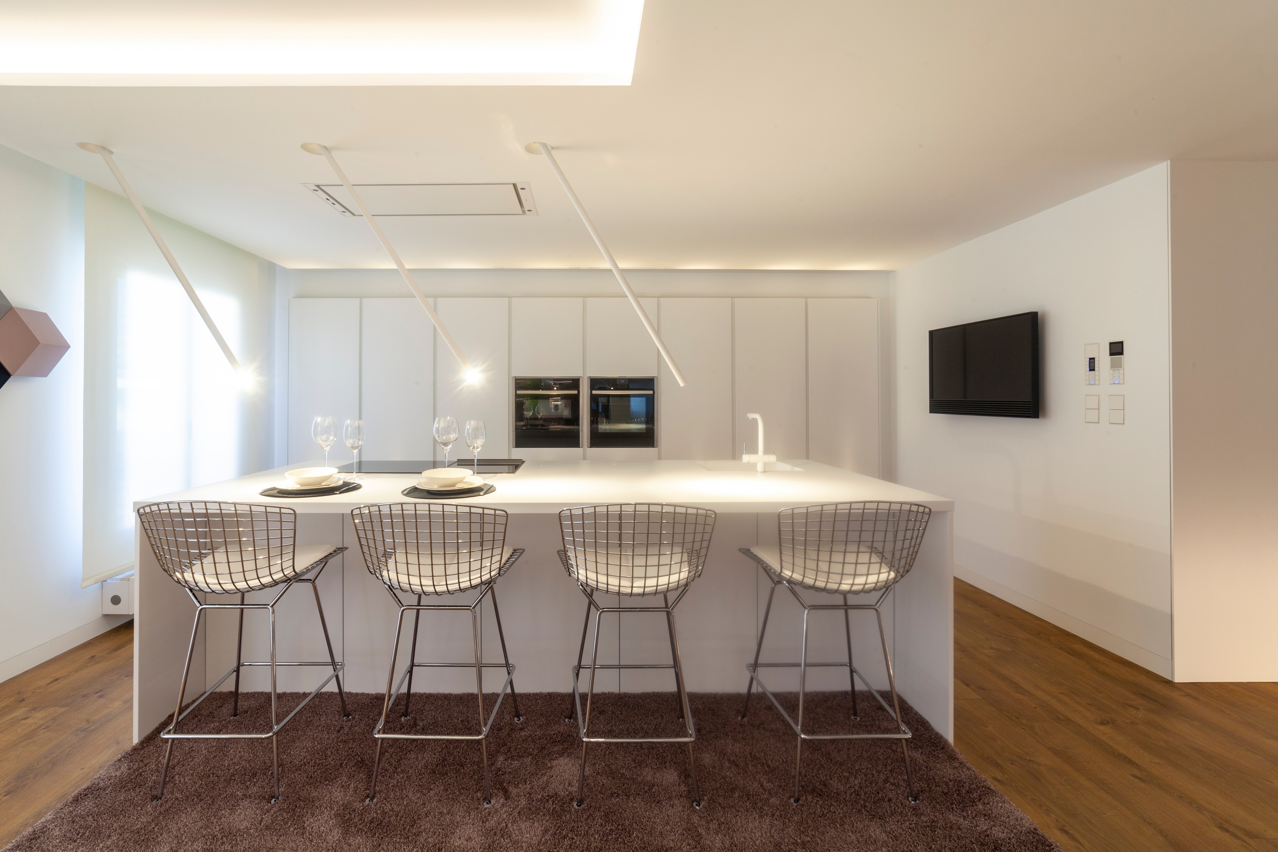 极简风格顶层公寓，温暖木质地板与经典黑白浴室设计-8