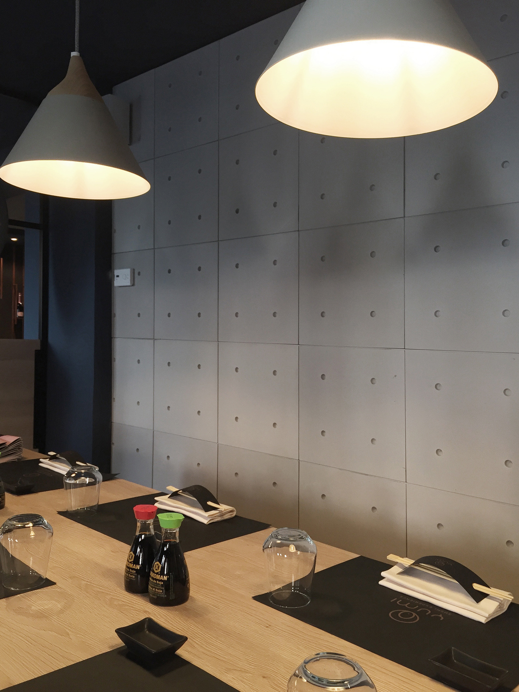 创意纸石纹卫生间，玫瑰金链条瓶架，惊艳的 YUMI 寿司体验-5