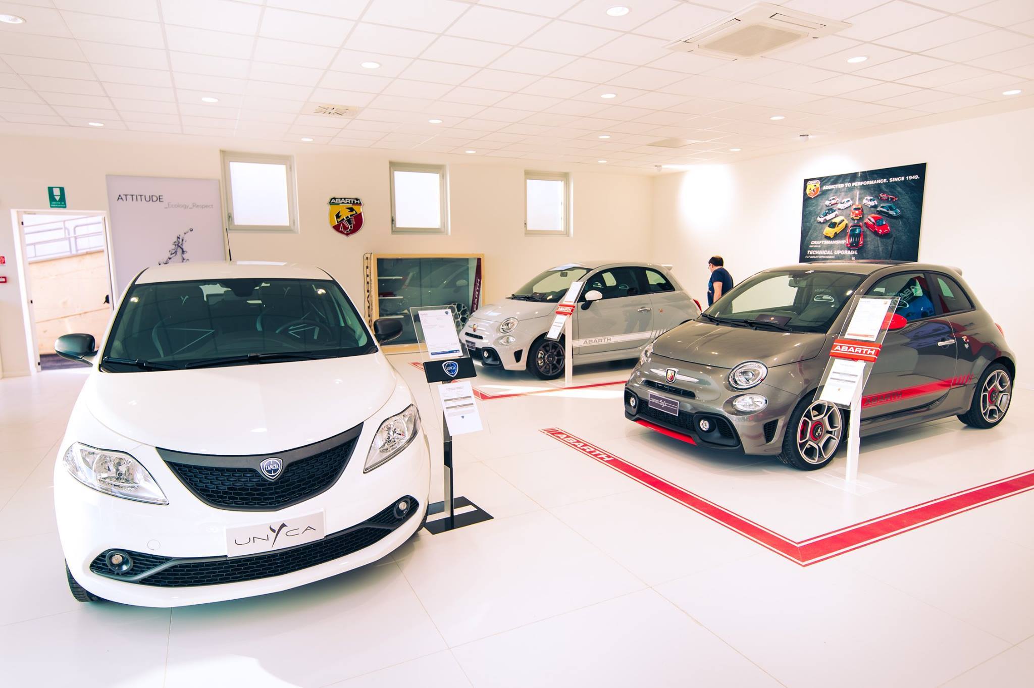 改造意大利厂房 打造现代汽车销售展示空间-16