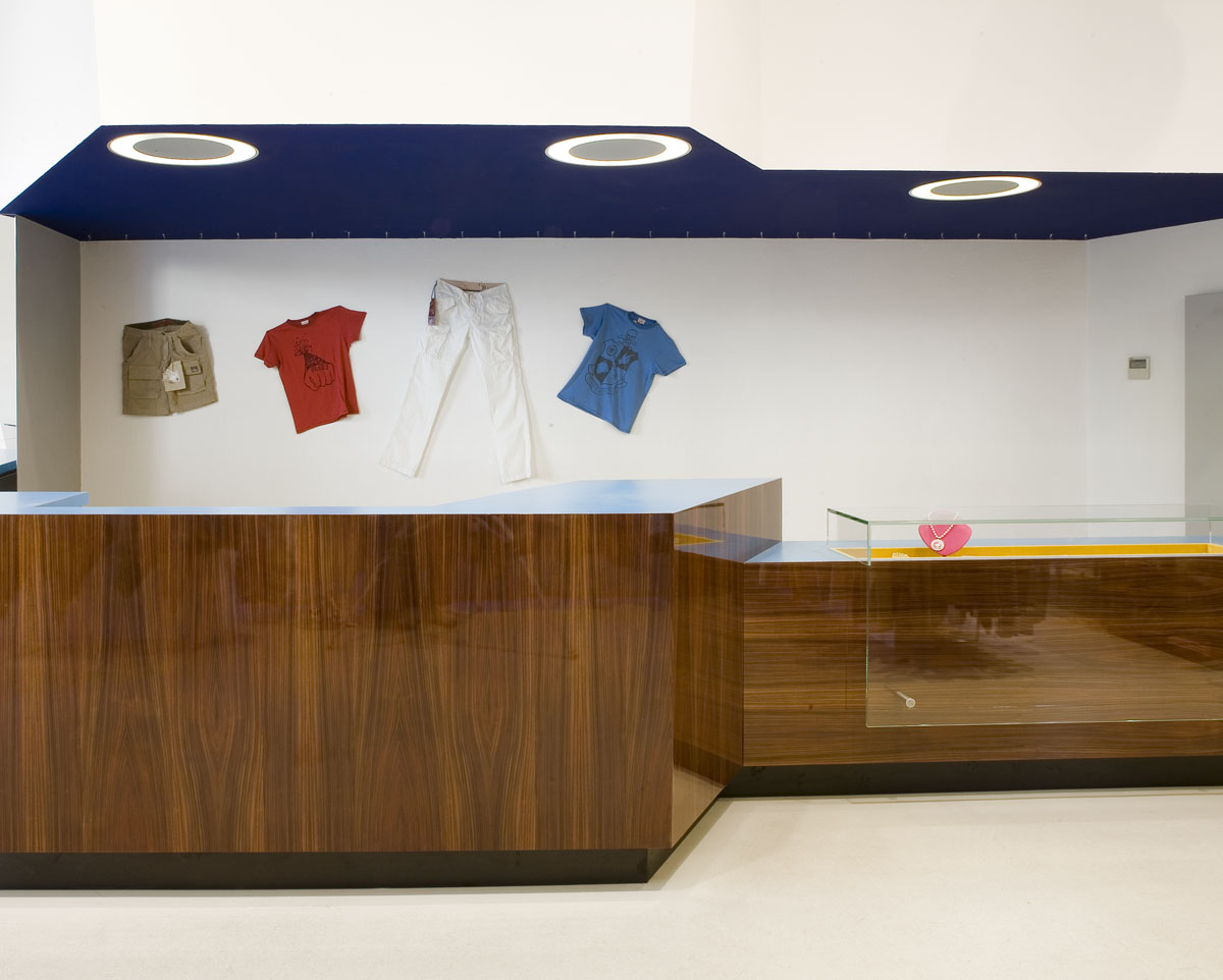 VE-20 时尚店铺,工业风中的历史细节-2