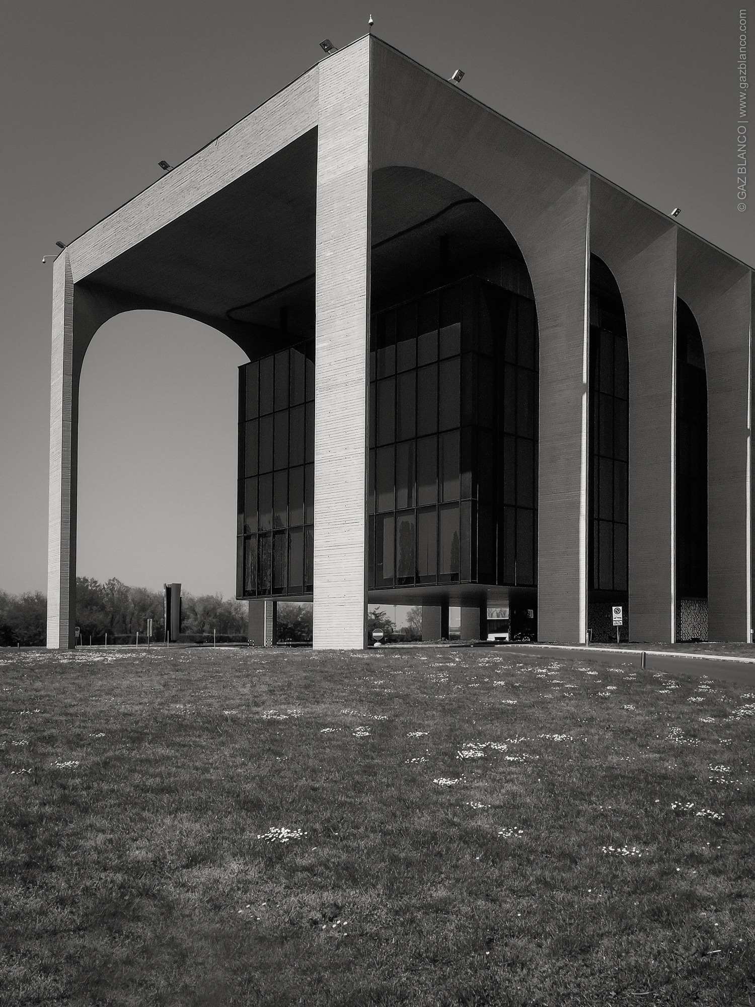 奥斯卡·尼迈耶的意大利 Mondadori 大厦 | 现代建筑的华美乐章-2