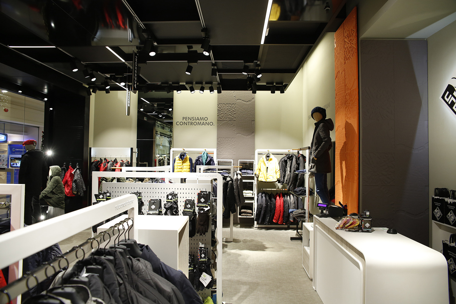 米兰风格都市骑行品牌店设计-11