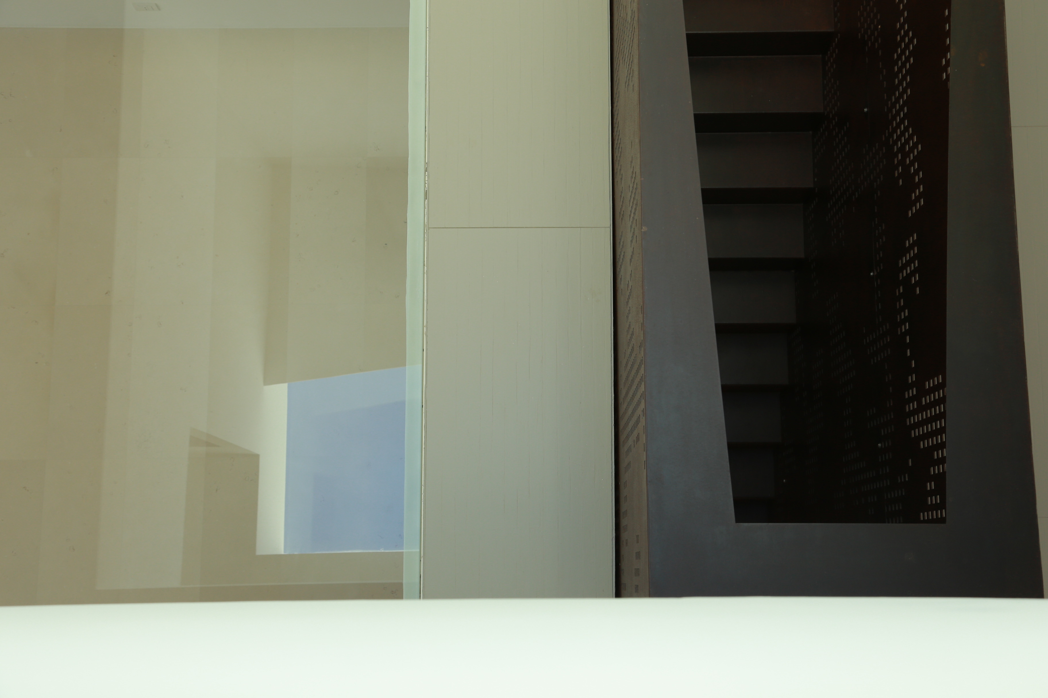 岩石中的三层住宅-17