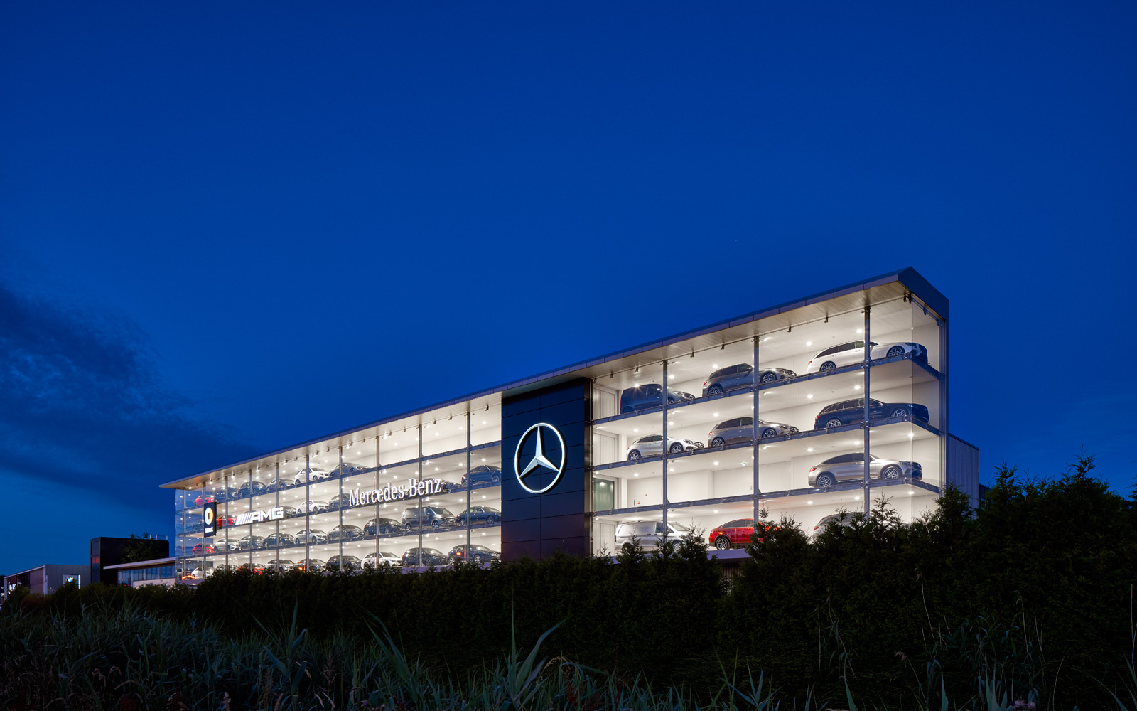 荷兰奔驰旗舰店，现代与奢华的完美融合-15