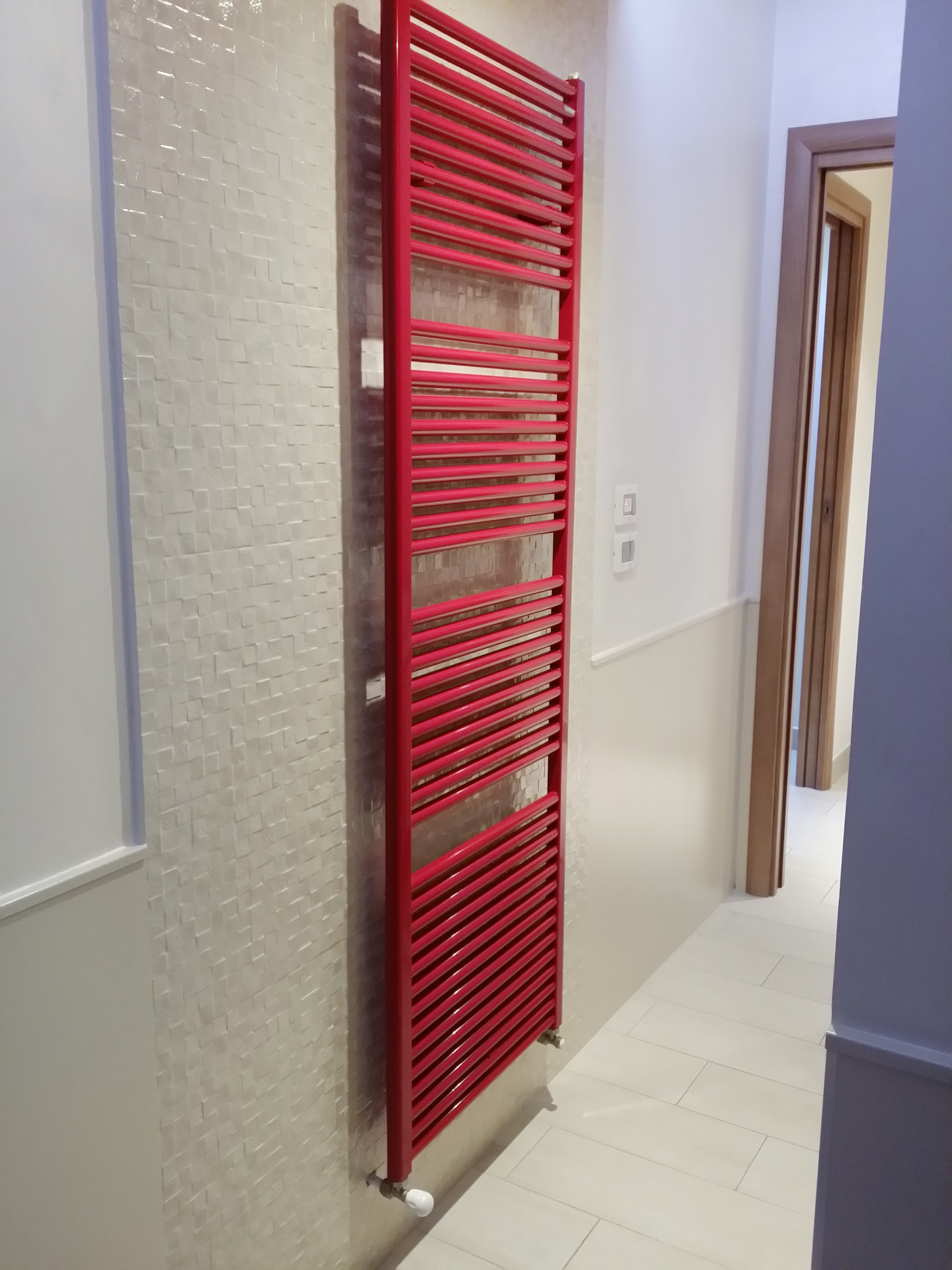 2014 年完工的个性化厨房玻璃面板装饰公寓室内设计案例-17