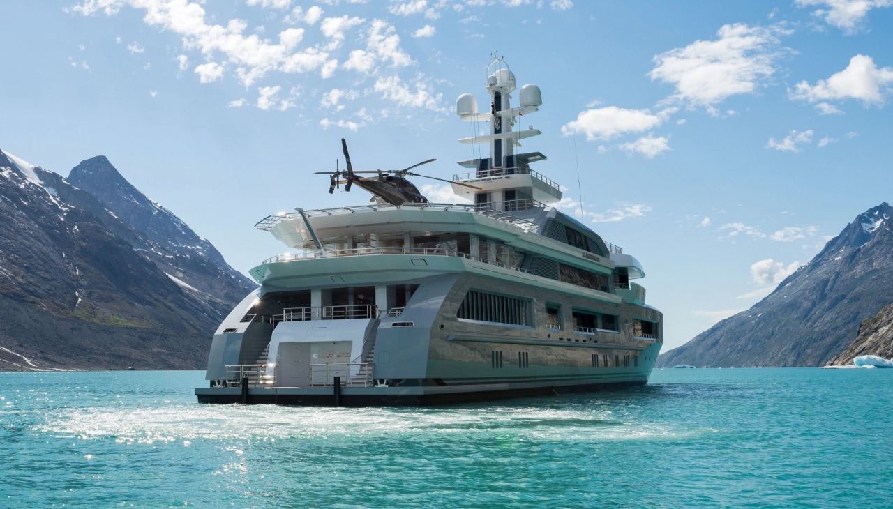 "Cloudbreak"号游艇 | 豪华室内设计与户外美景相得益彰-11