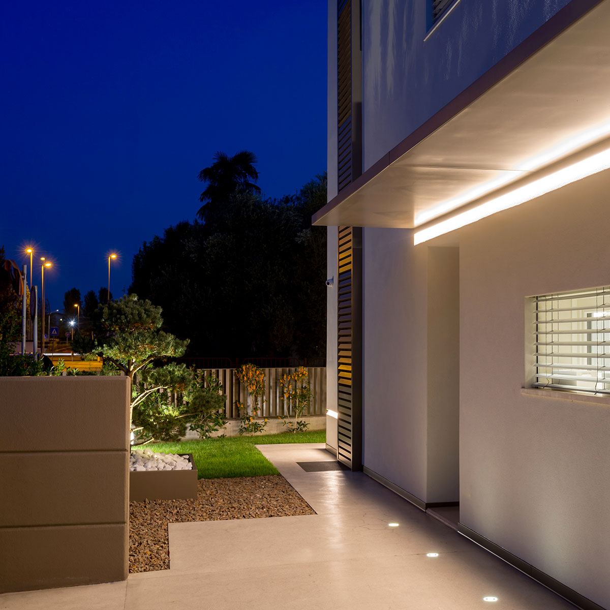 现代私人别墅设计，绿色环保与优雅照明完美融合-1