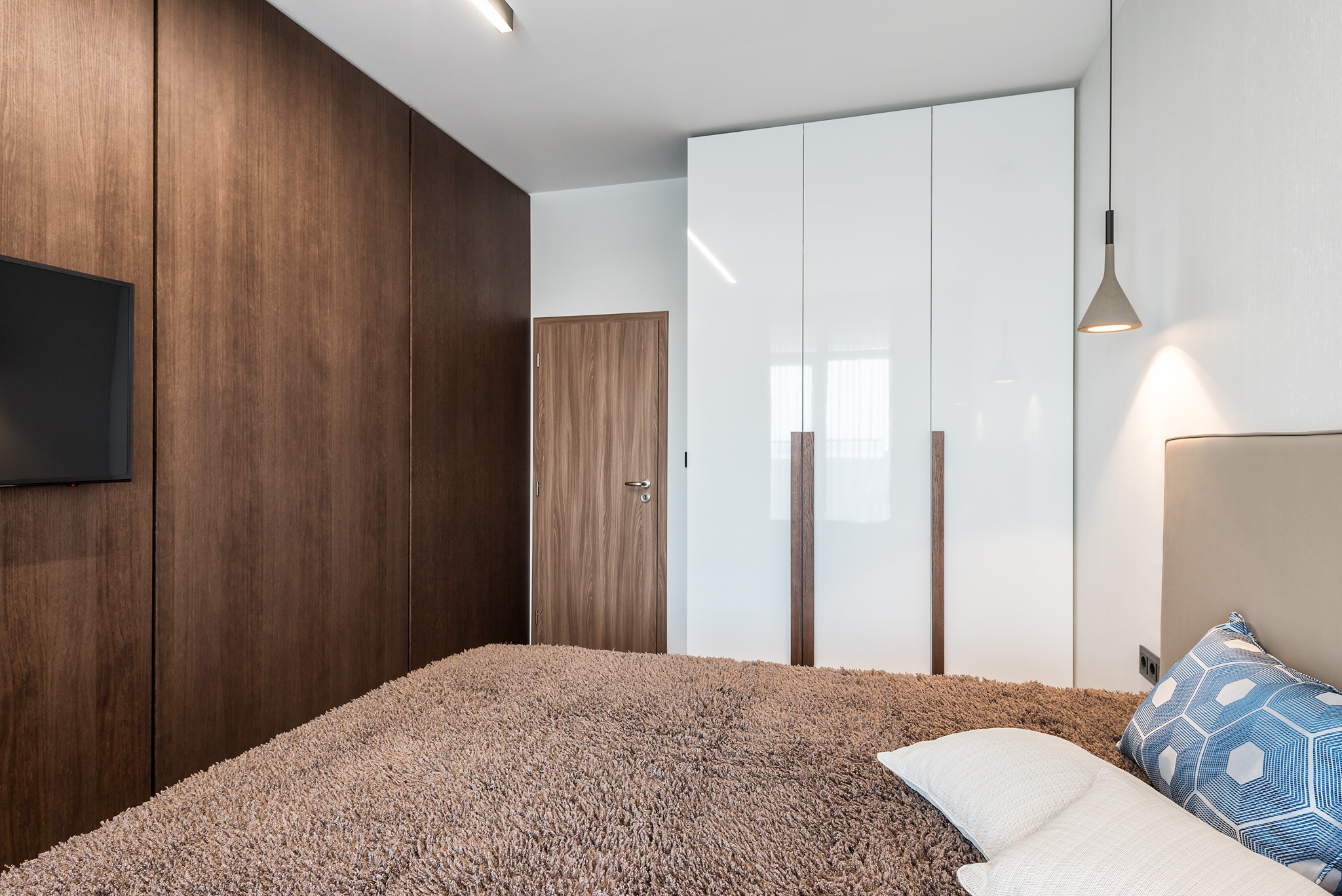 温暖米色卧室，简约实用-5