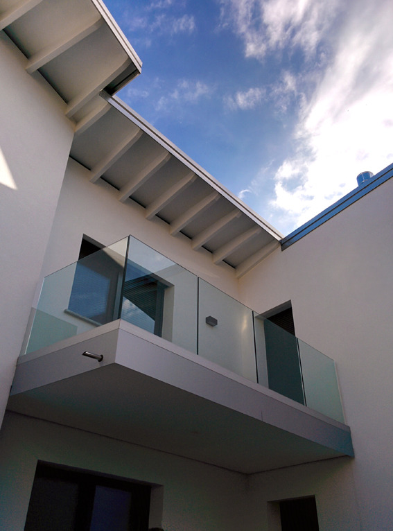 独特三角形地块上的现代别墅设计-6