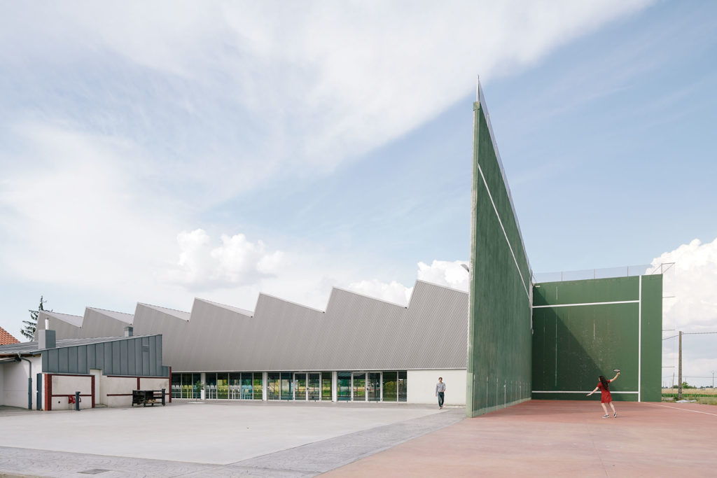 乡间悬浮的运动中心-0