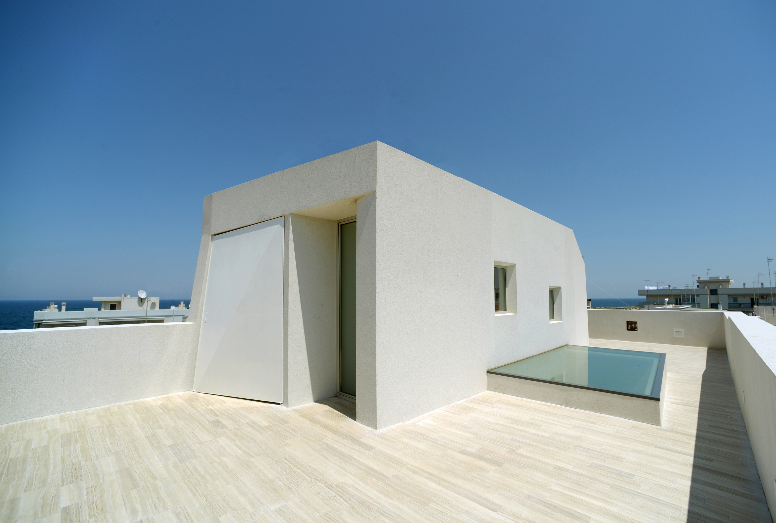 岩石中的三层住宅-23