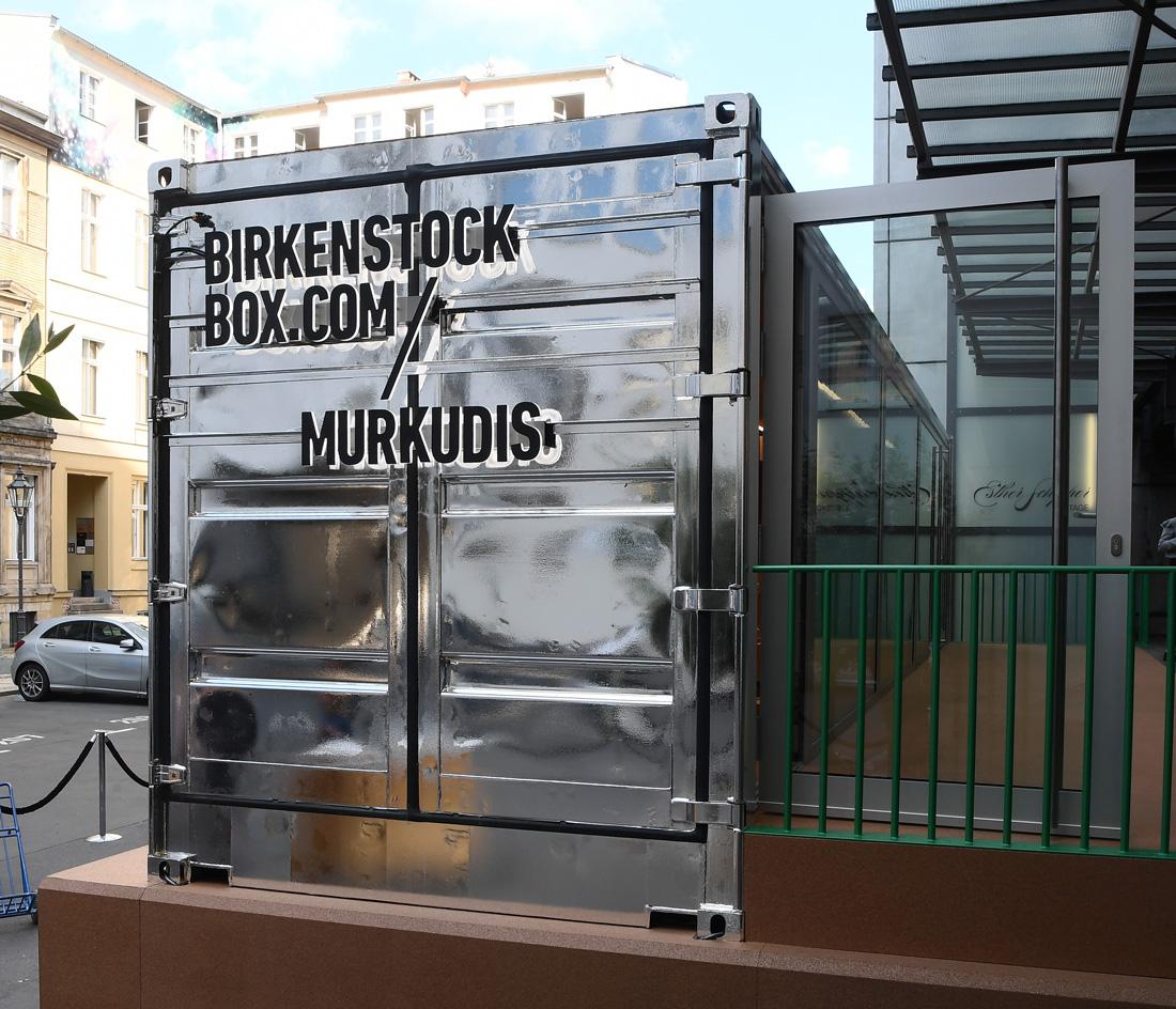柏林穆尔库迪斯商店推出伯肯斯托克盒子零售概念-10