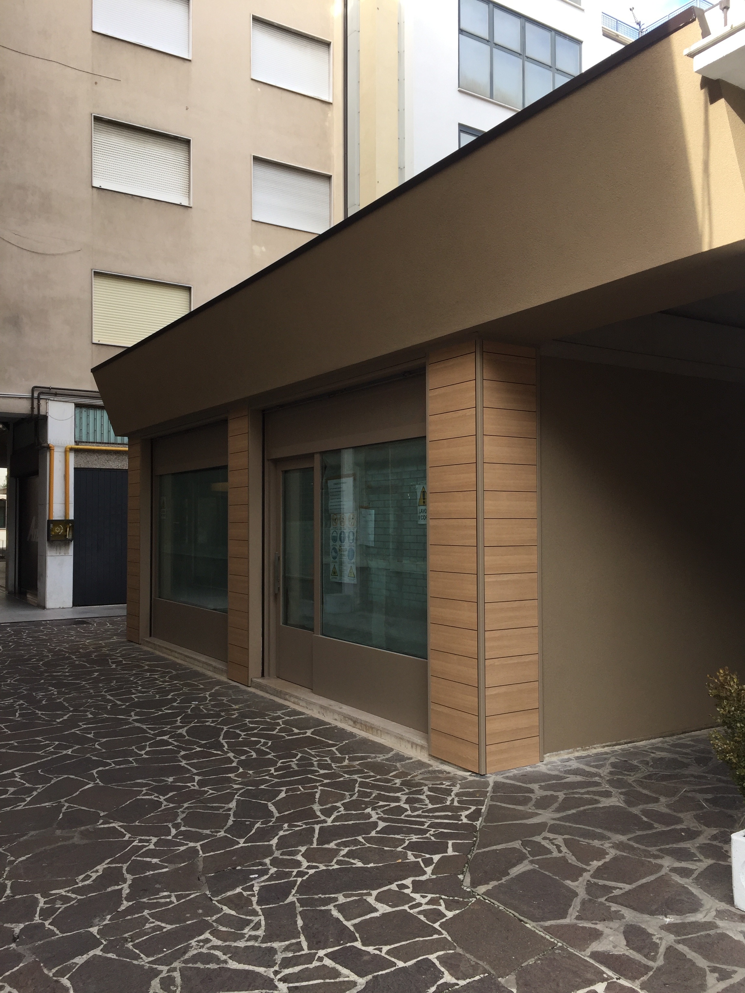 铜锈质感墙面打造多功能市民中心-15