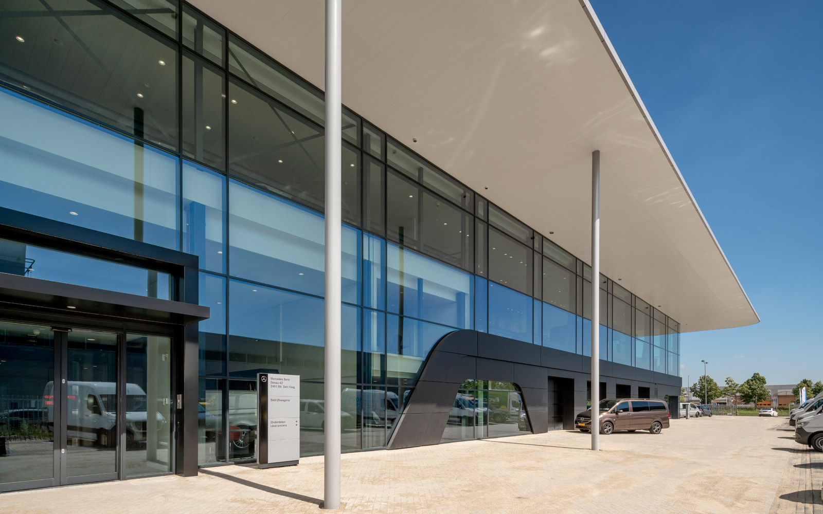 荷兰奔驰旗舰店，现代与奢华的完美融合-12