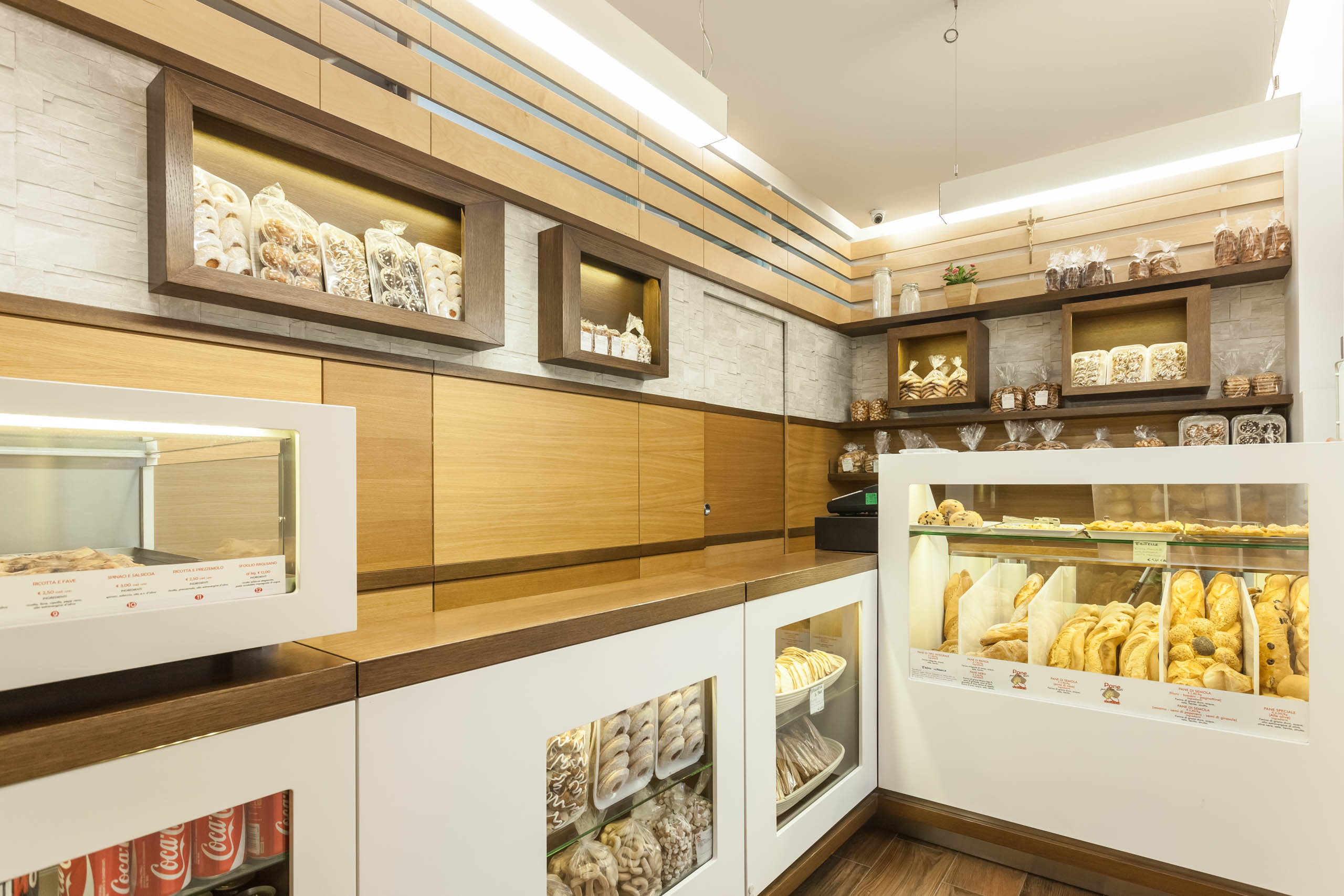 历史古城中的现代面包店-0