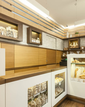 历史古城中的现代面包店