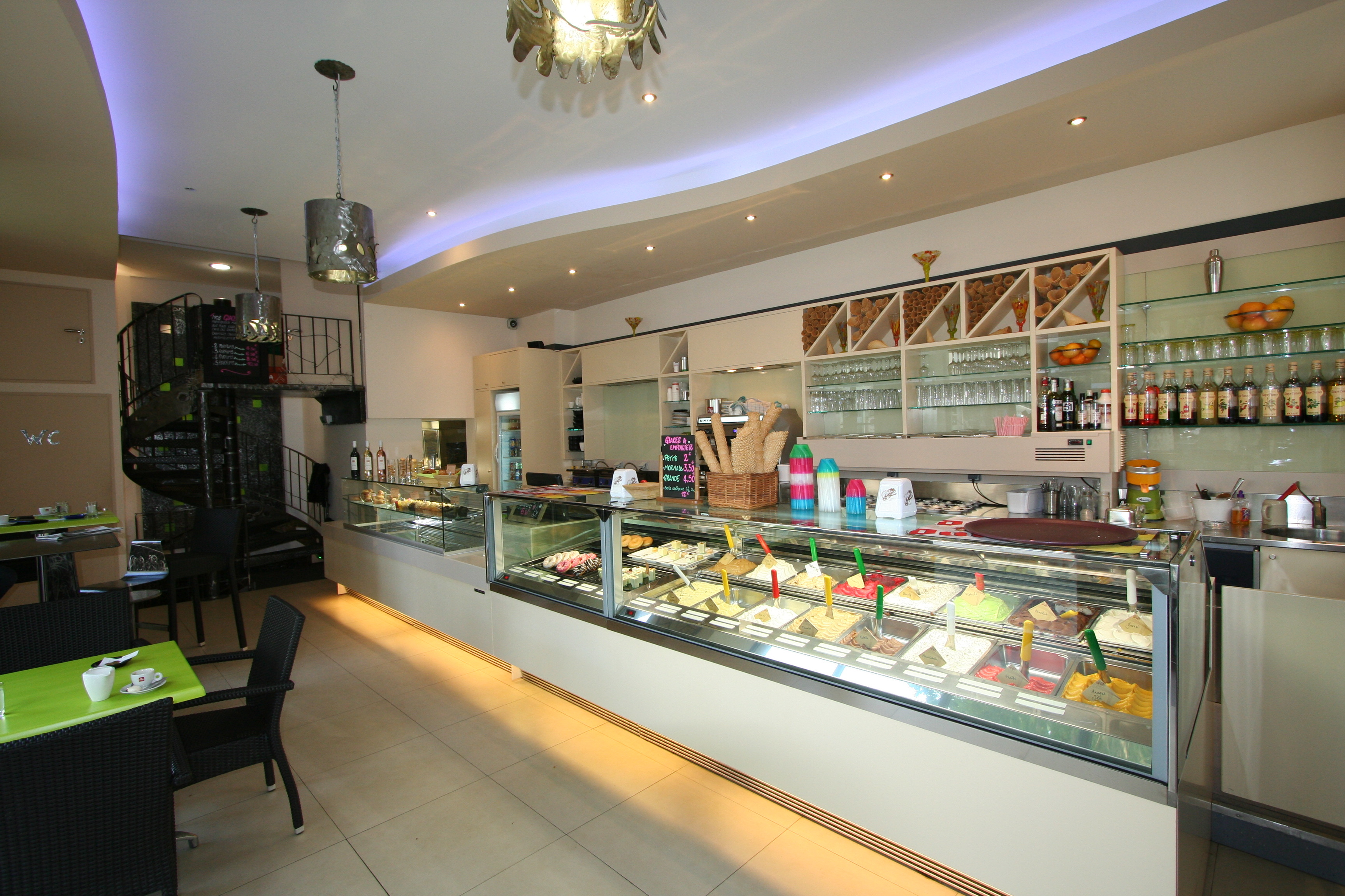 2010 年完成的 Cafè des 2 L 酒吧室内设计案例-0