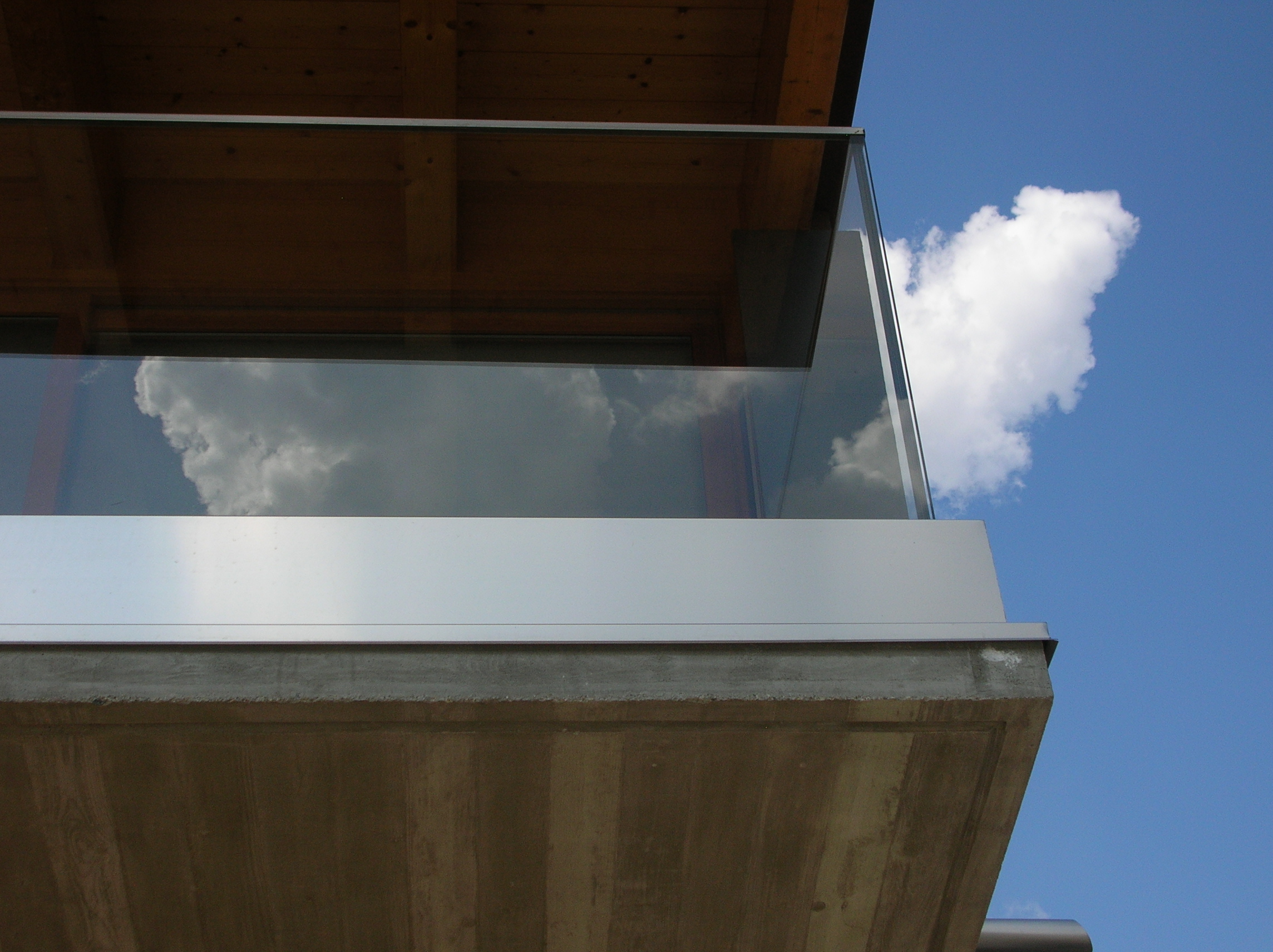 双层玻璃与不锈钢框架的现代住宅设计-0