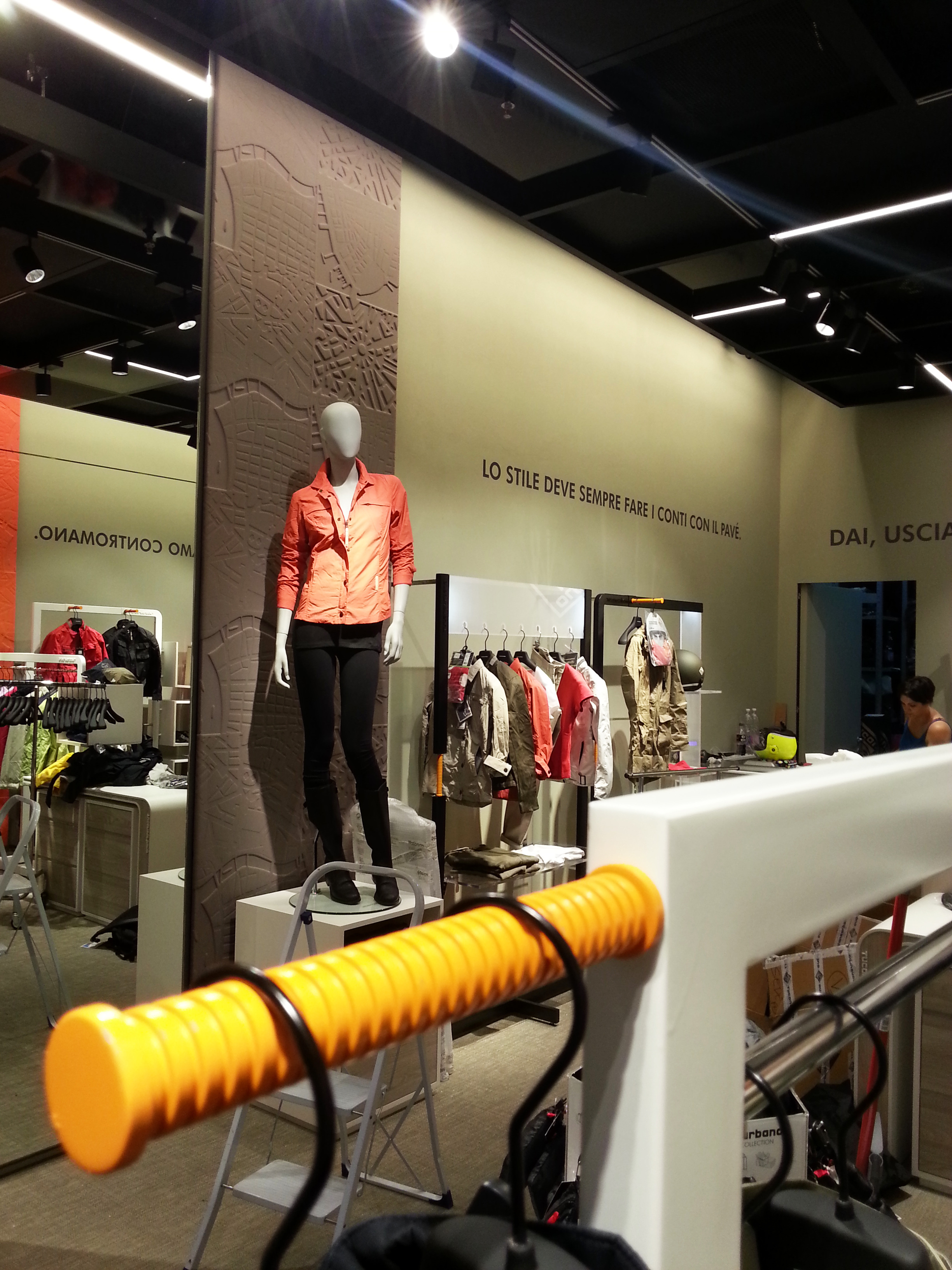 米兰风格都市骑行品牌店设计-20