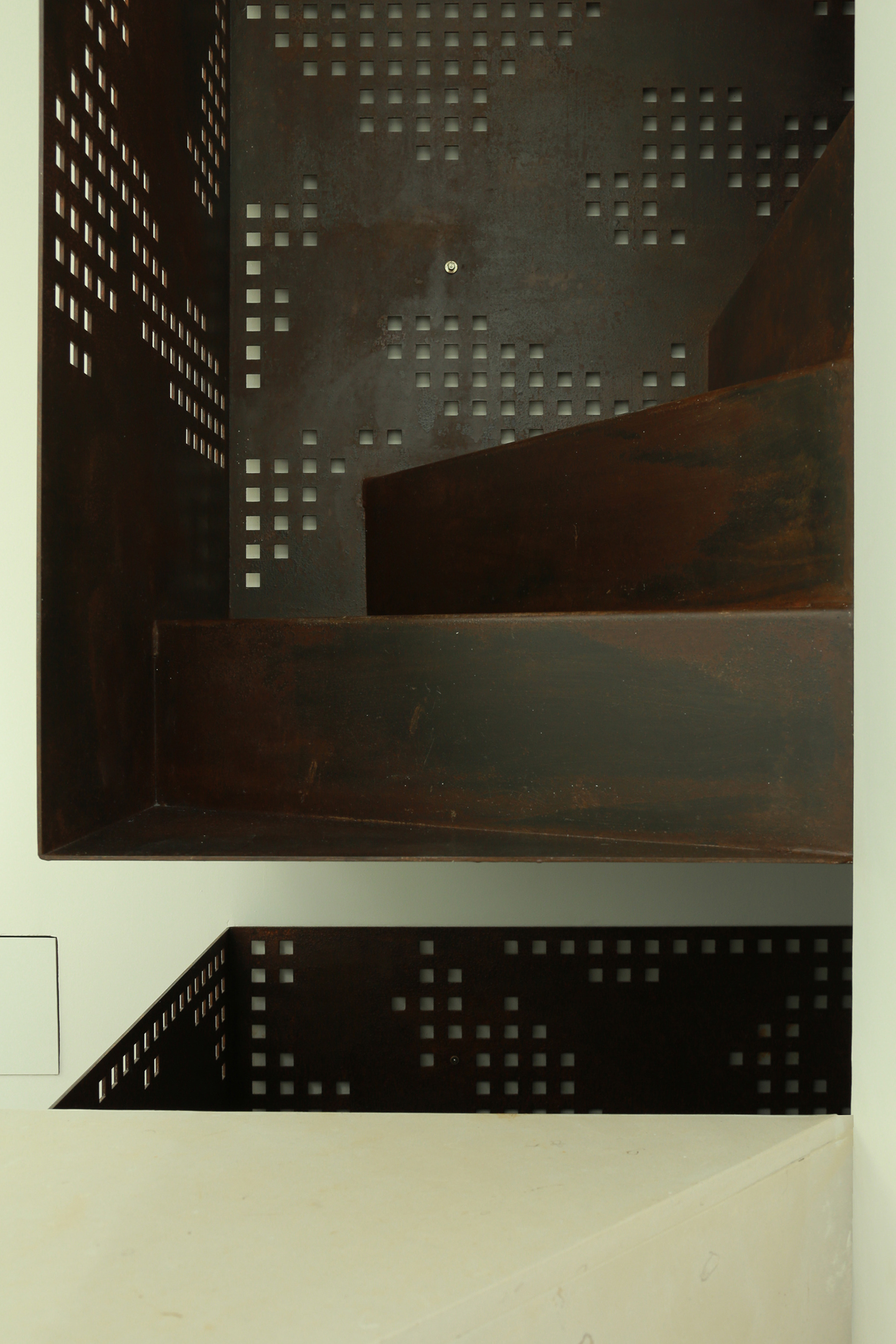 岩石中的三层住宅-13