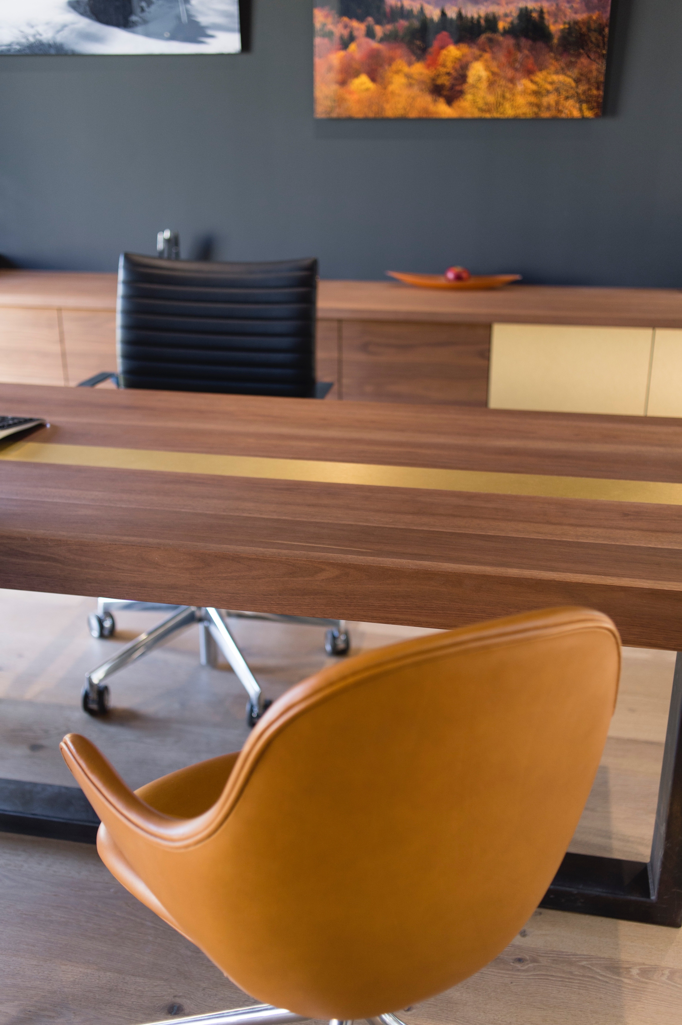 定制木质与黄铜家具打造温暖工业风办公空间-12