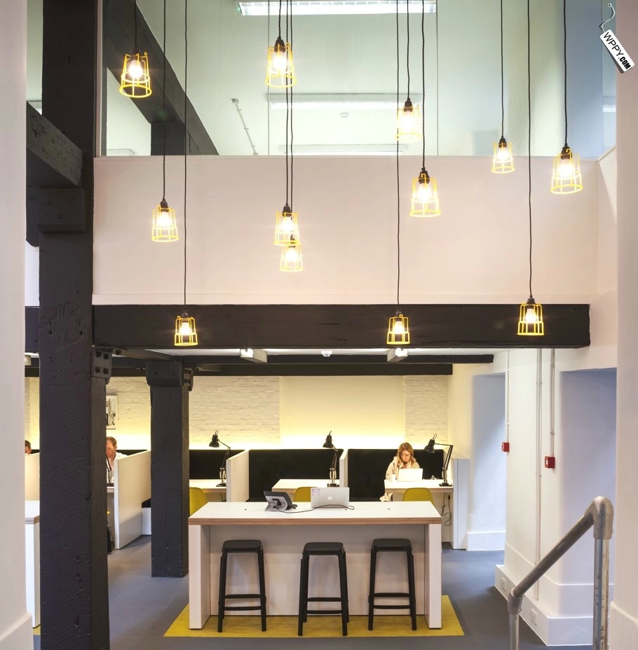 英国伦敦的黑白建筑办公楼-5