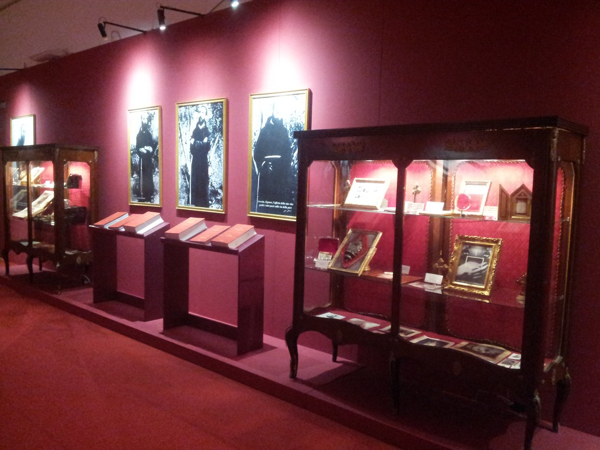 光芒万丈 | Padre Pio 展览设计-8