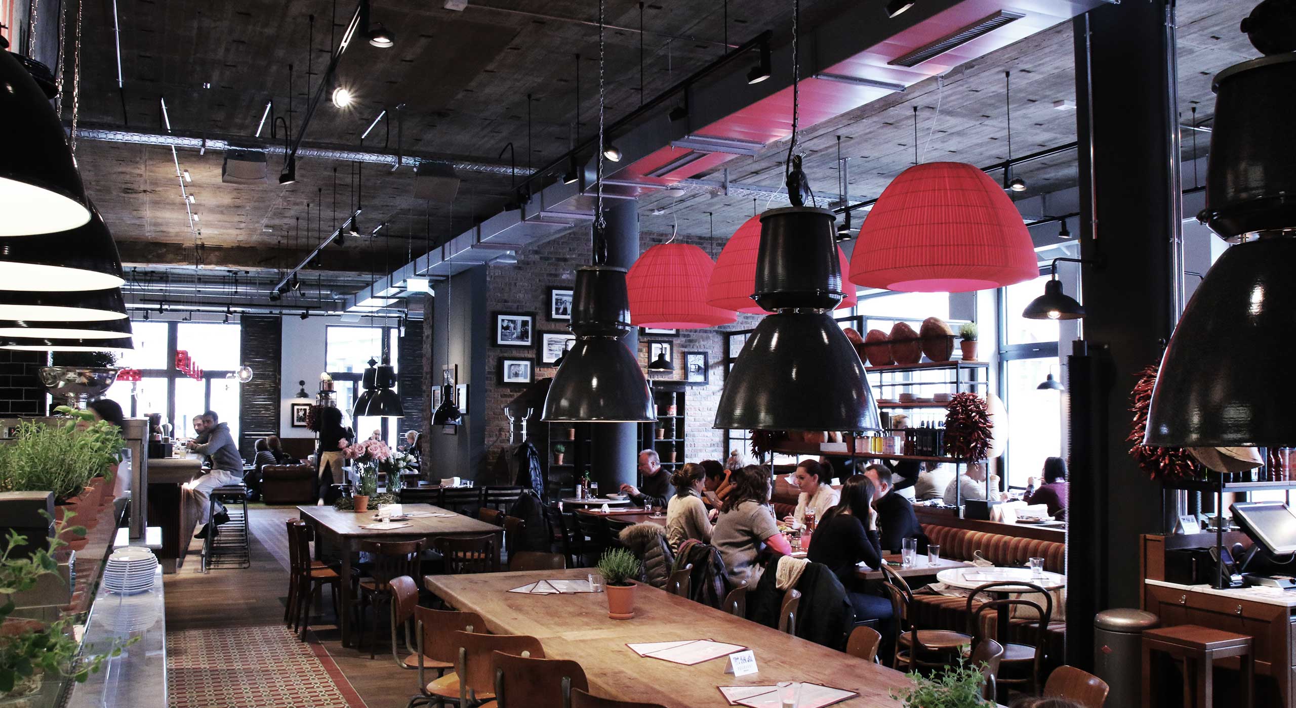 意大利美食餐厅的红色黄色彩虹设计-17