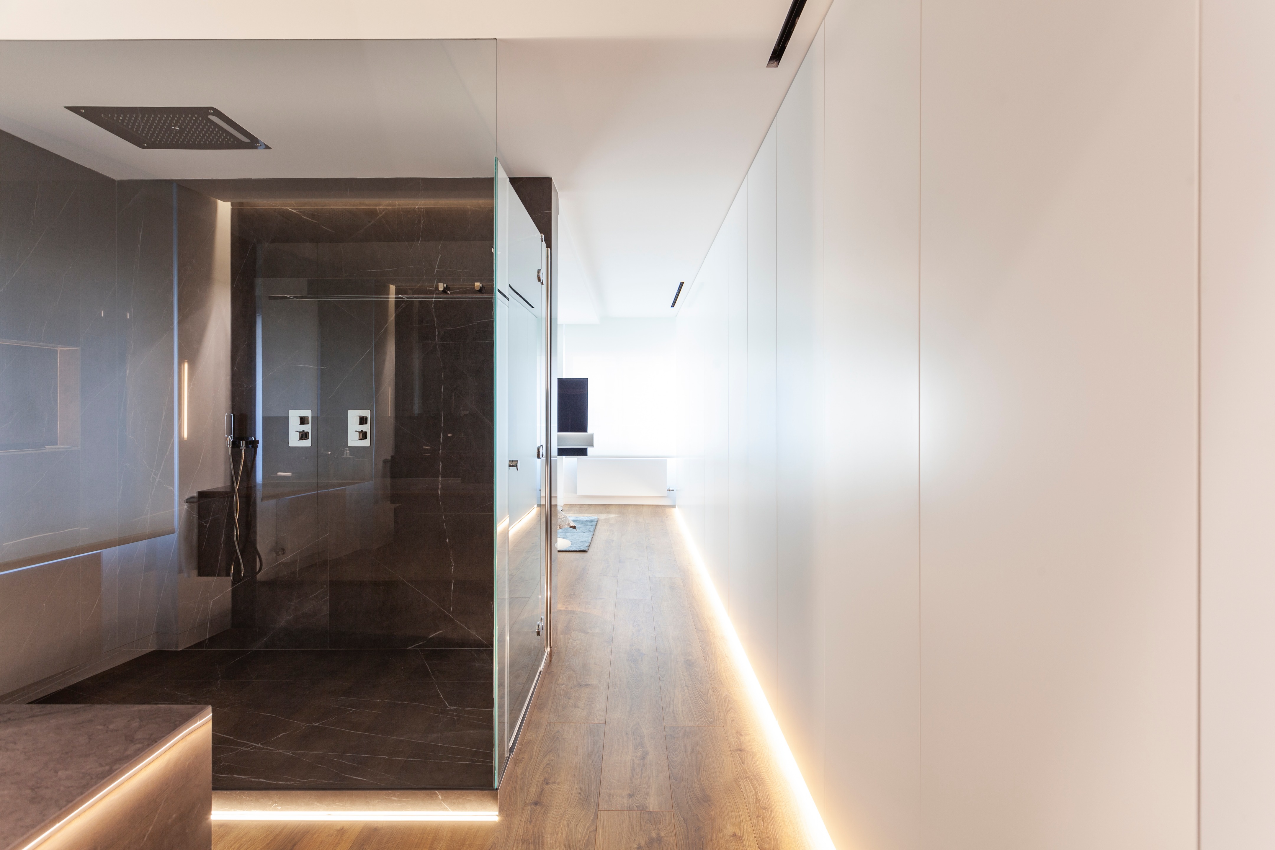 极简风格顶层公寓，温暖木质地板与经典黑白浴室设计-20