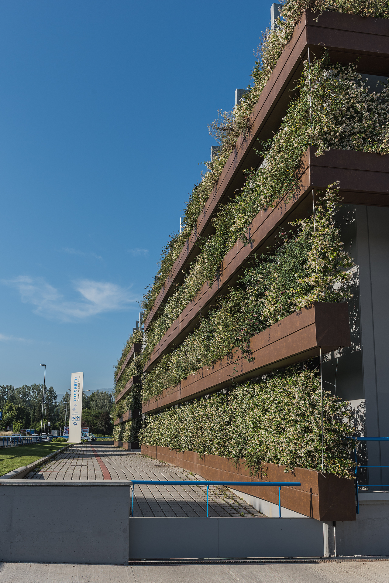 2018 年完成的意大利新总部办公楼设计-1