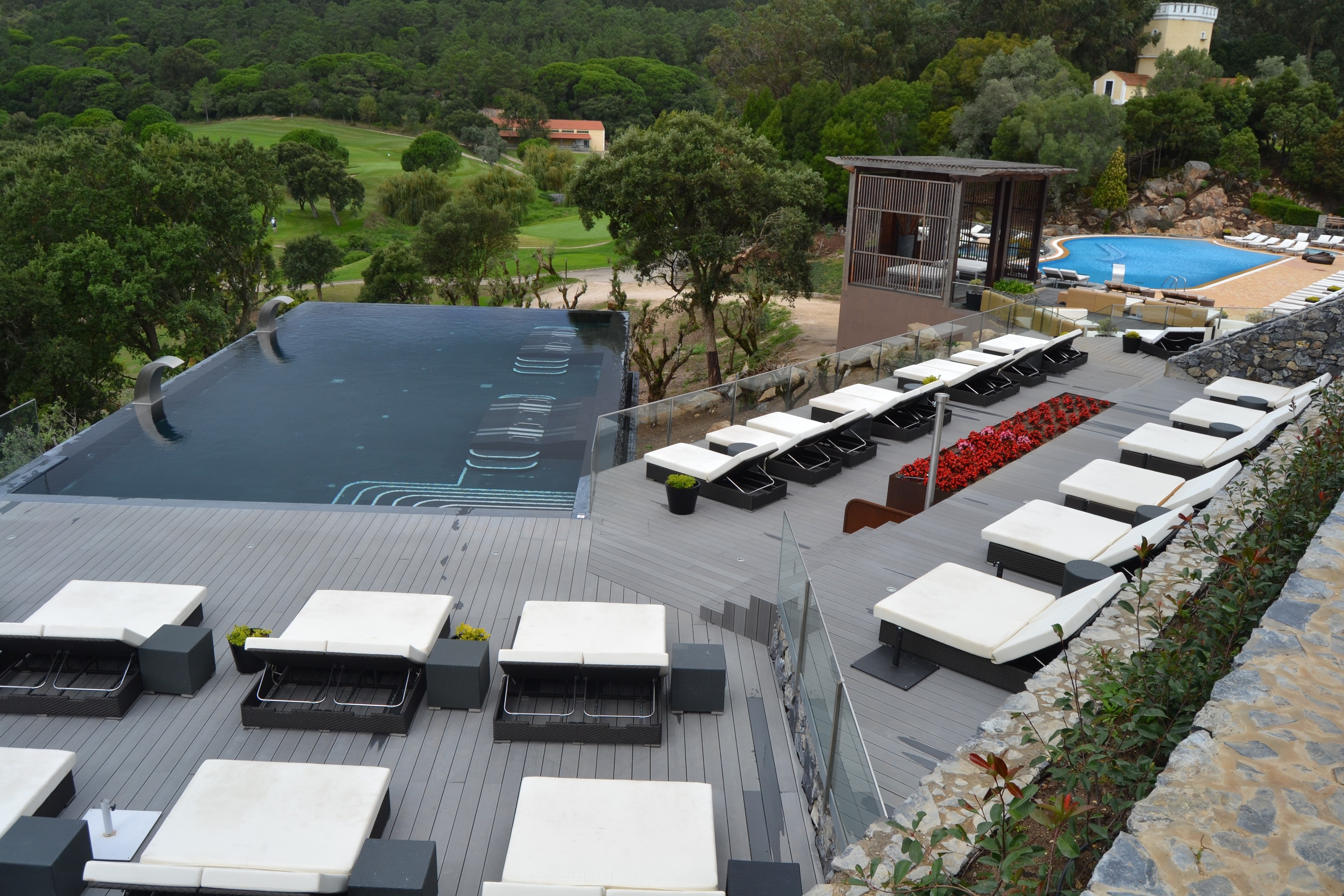 惊艳的 9 米高悬浮泳池设计-15