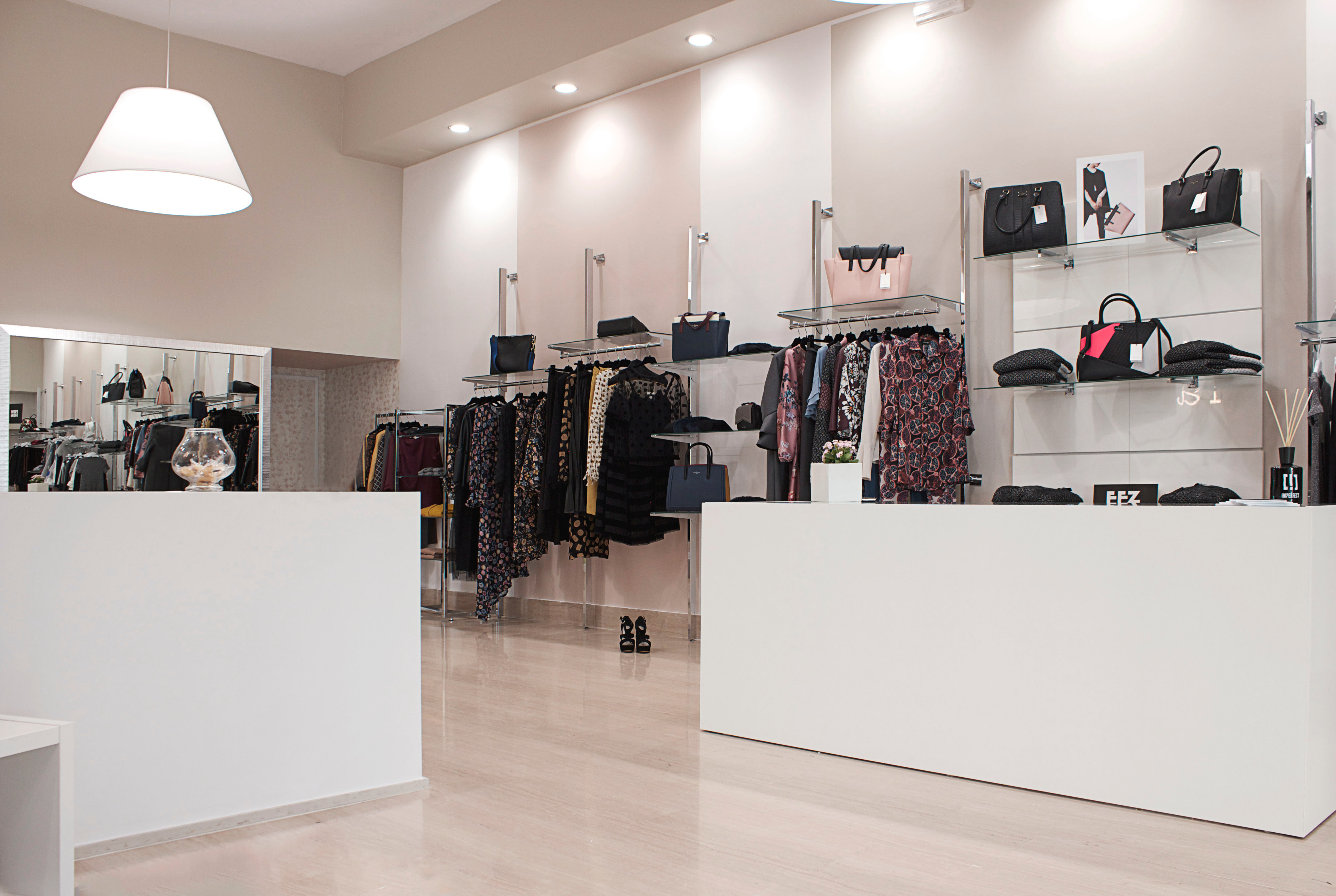 2017 年完成的 E.F.F.A 精品店室内设计案例-11