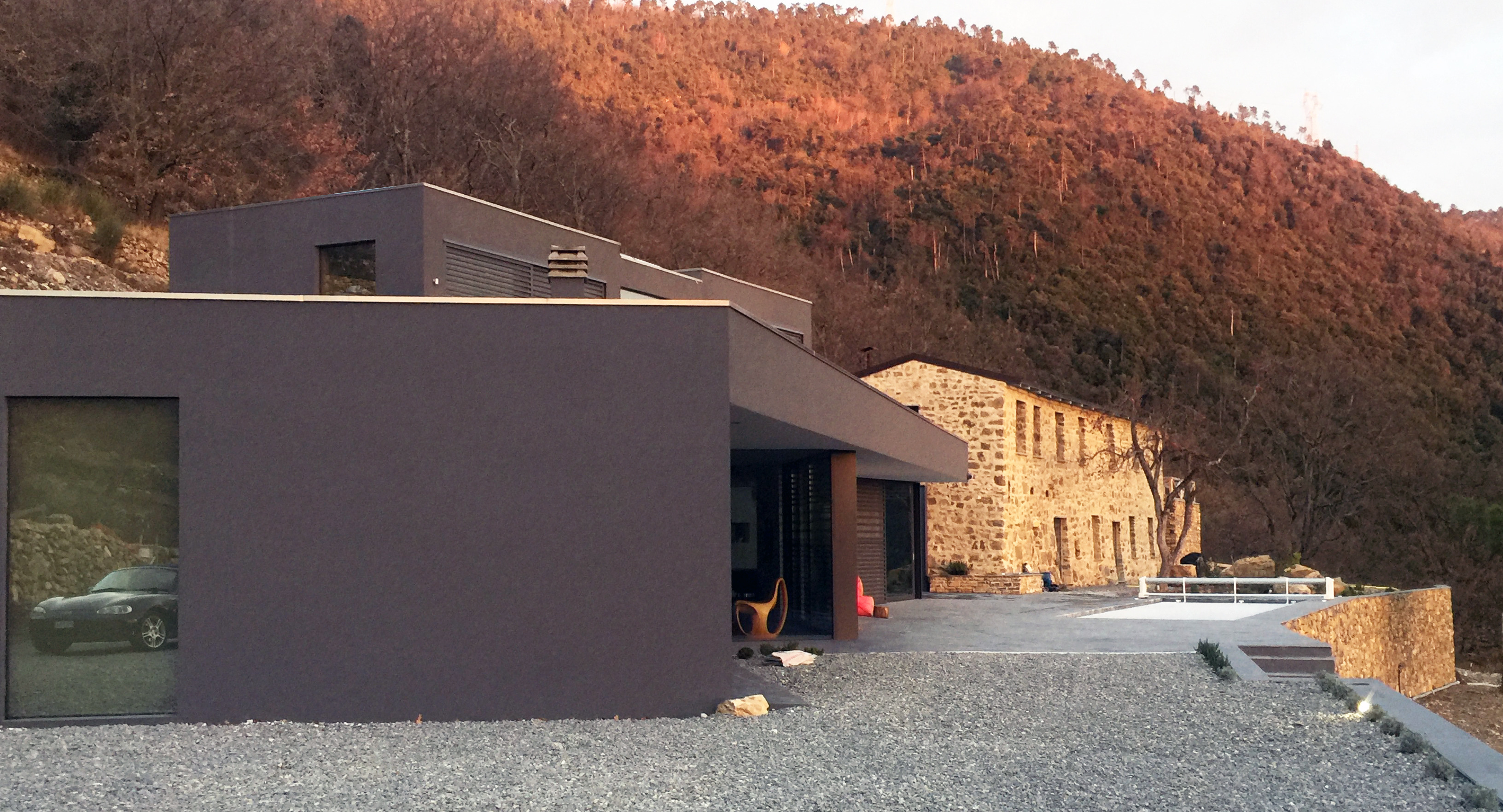 2016 年完成的黑色独栋住宅设计-0