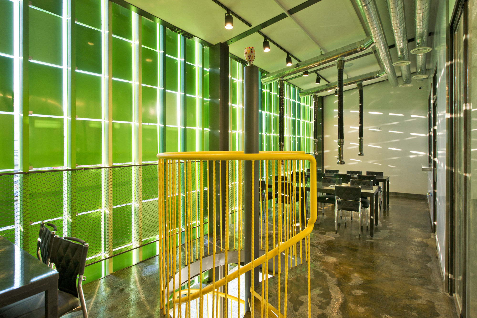 韩国仁川“森林的房子”餐厅，绿色百叶窗创造自然立面-3