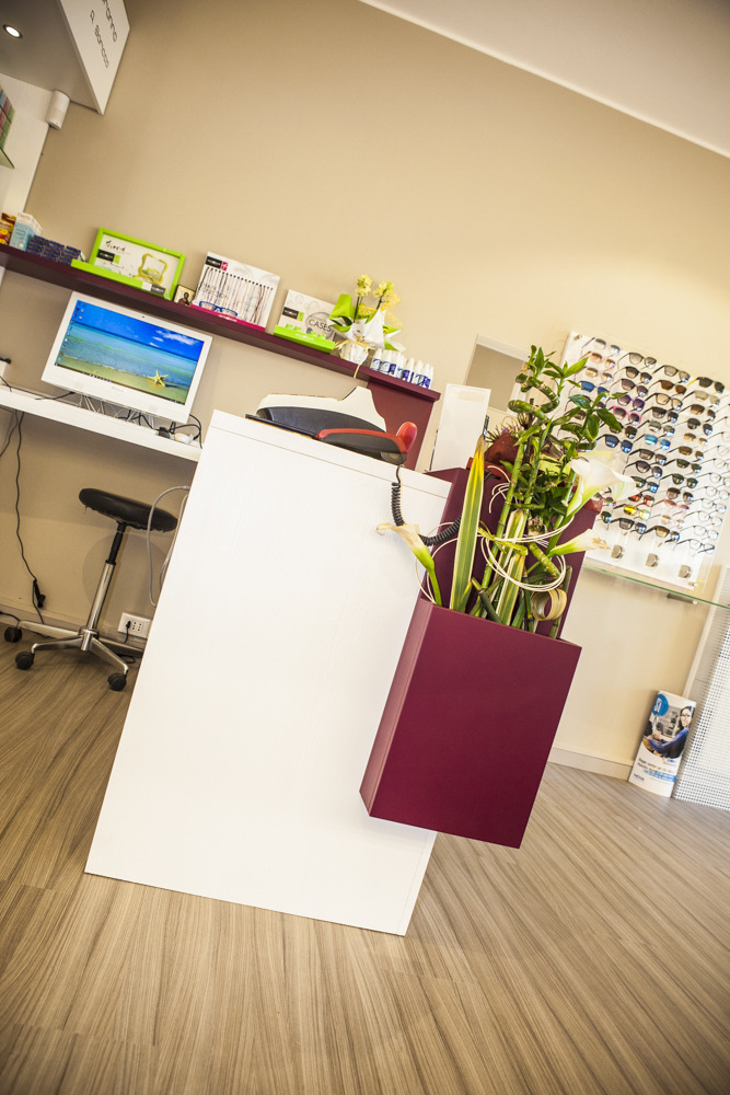 自然绿意融入的定制家具光学商店设计-17