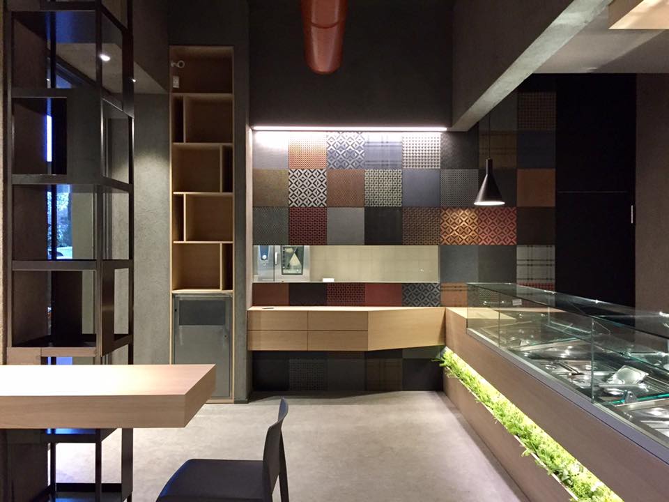 self可译为自我自身自己等；cafè应是café，可译为咖啡馆咖啡店-9