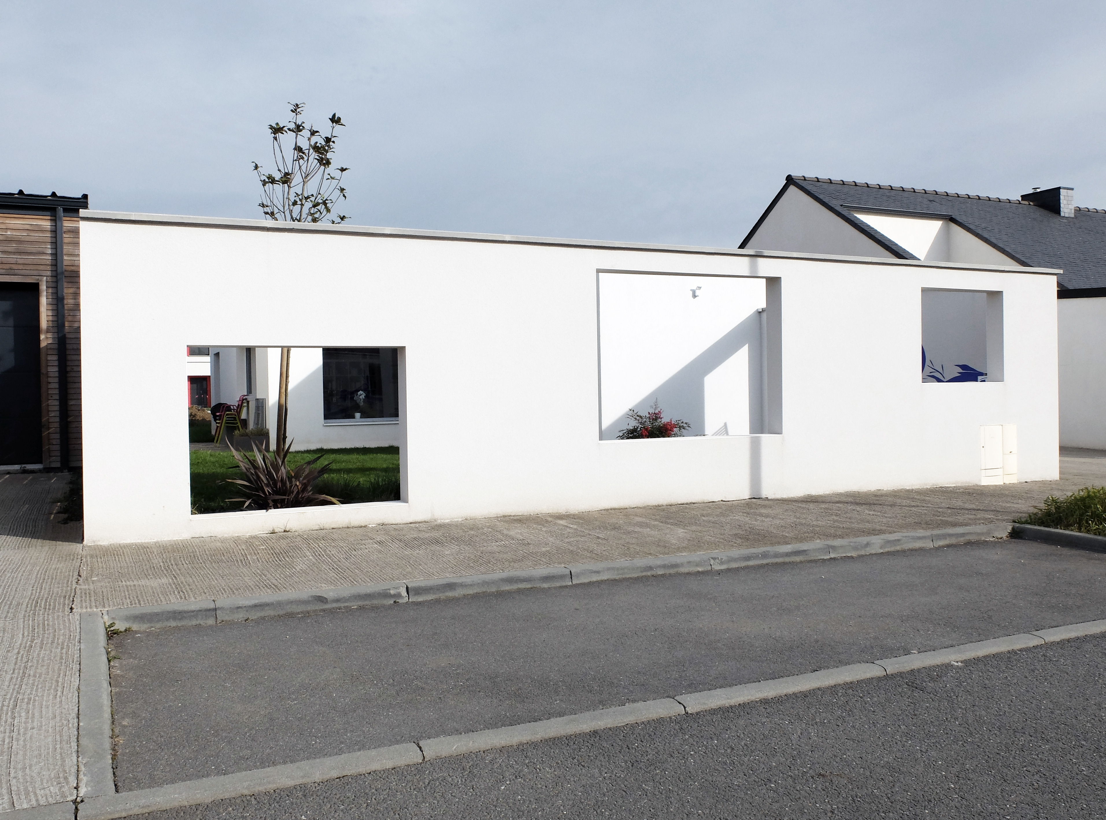 现代简约家居，光影与隐私的和谐共生-1