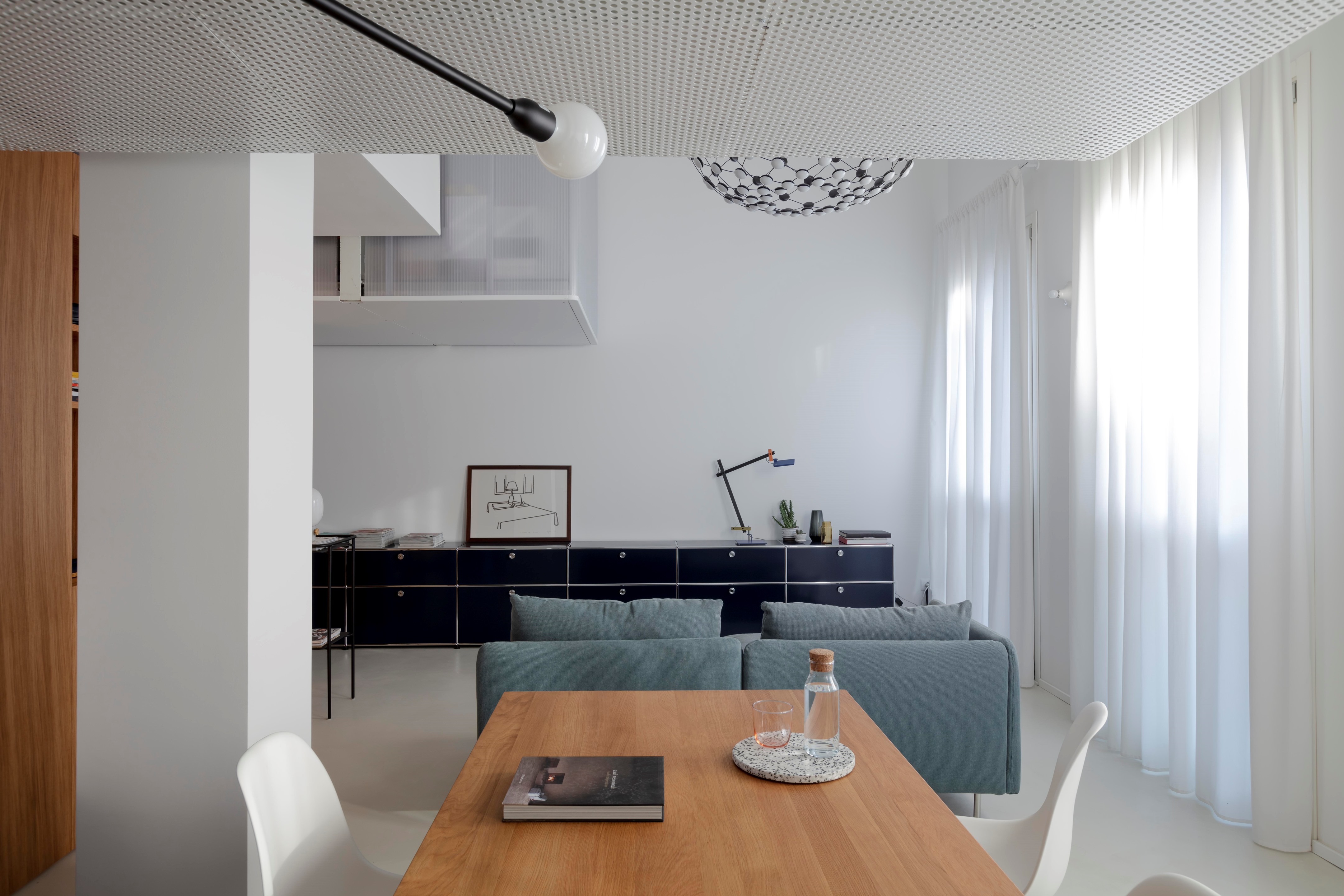 双层悬浮空间的现代城市小公寓设计-11