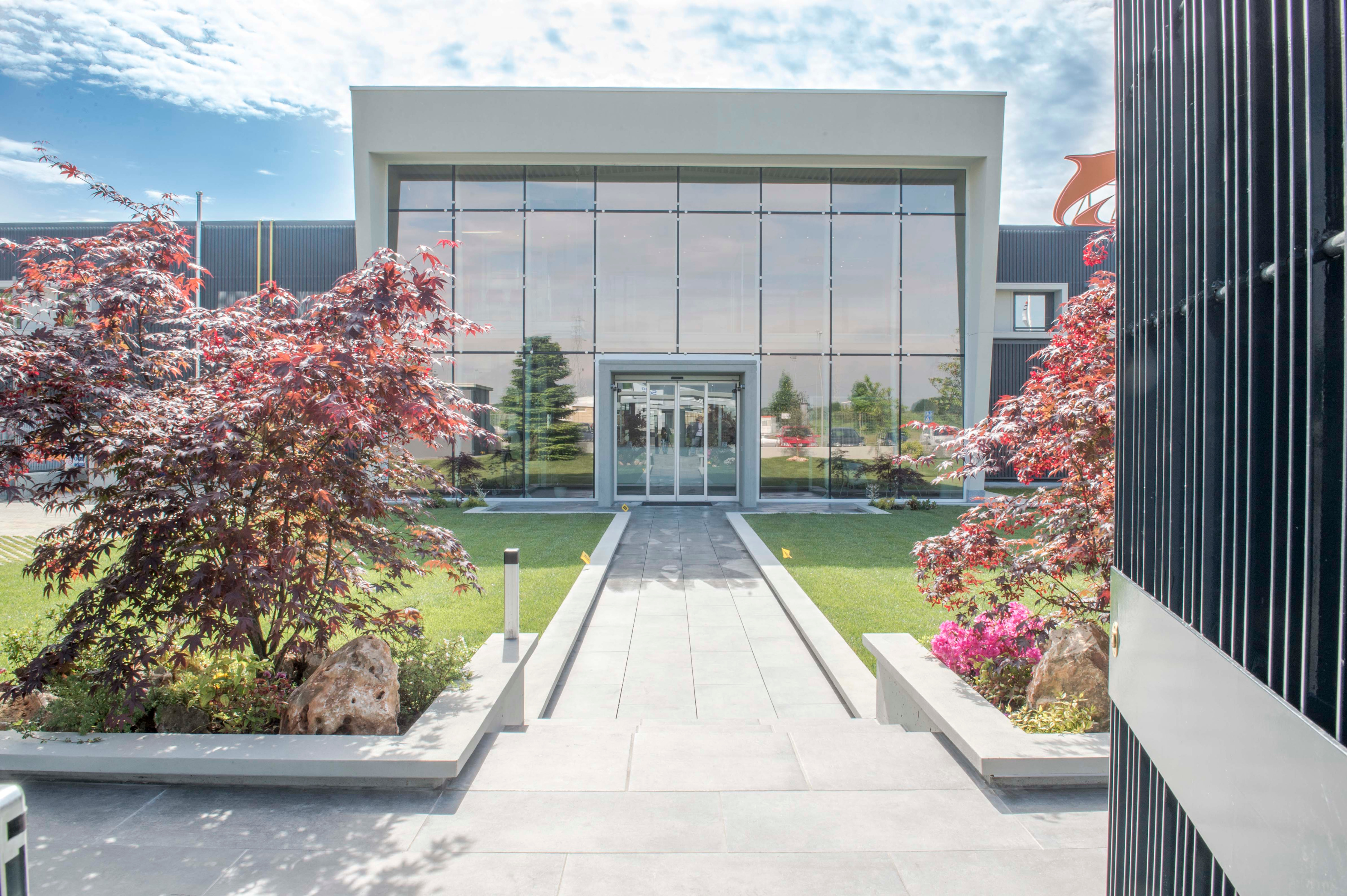 玻璃与钢铁的现代办公空间-36