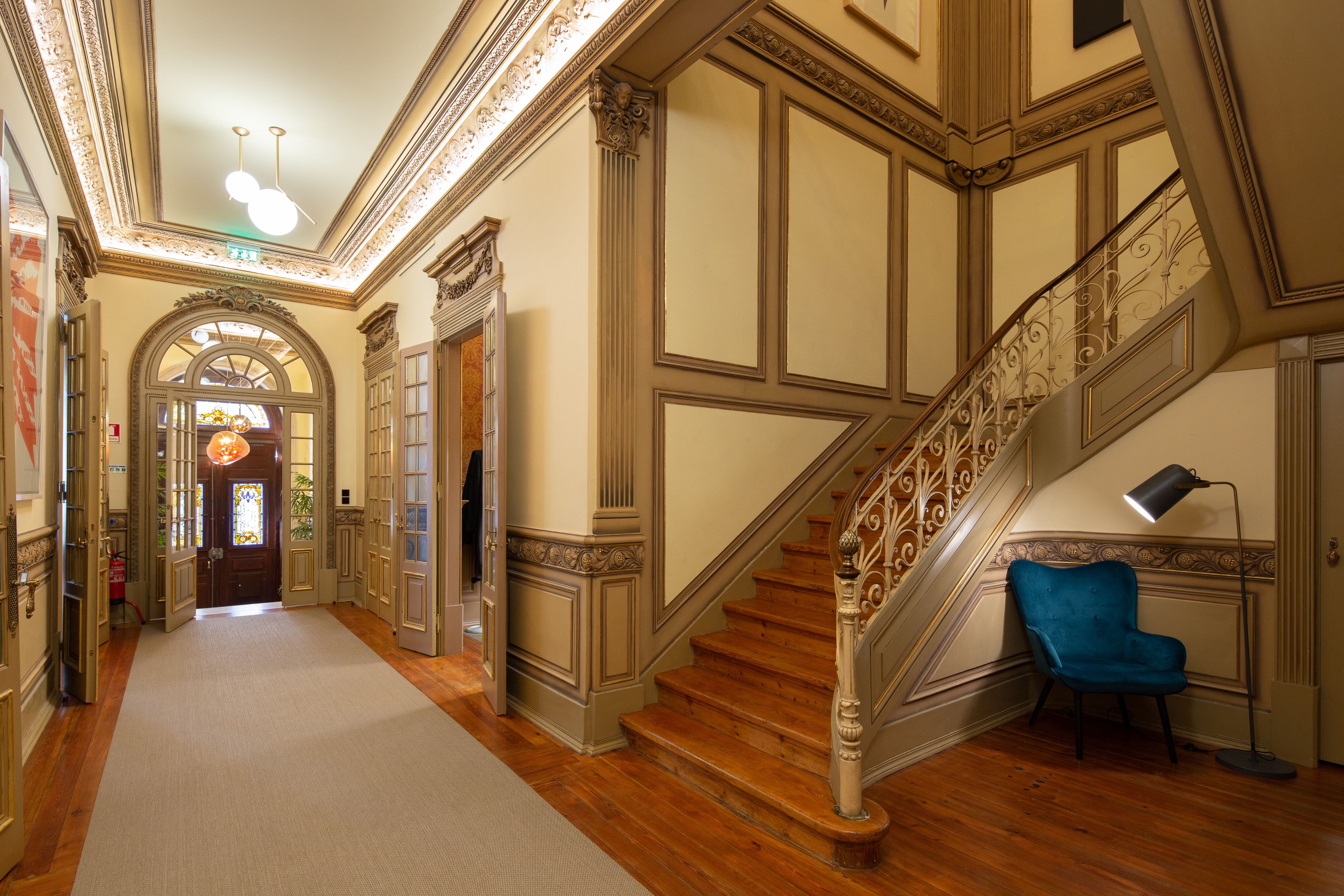 葡萄牙历史建筑翻新，打造艺术气息浓厚的办公空间-8