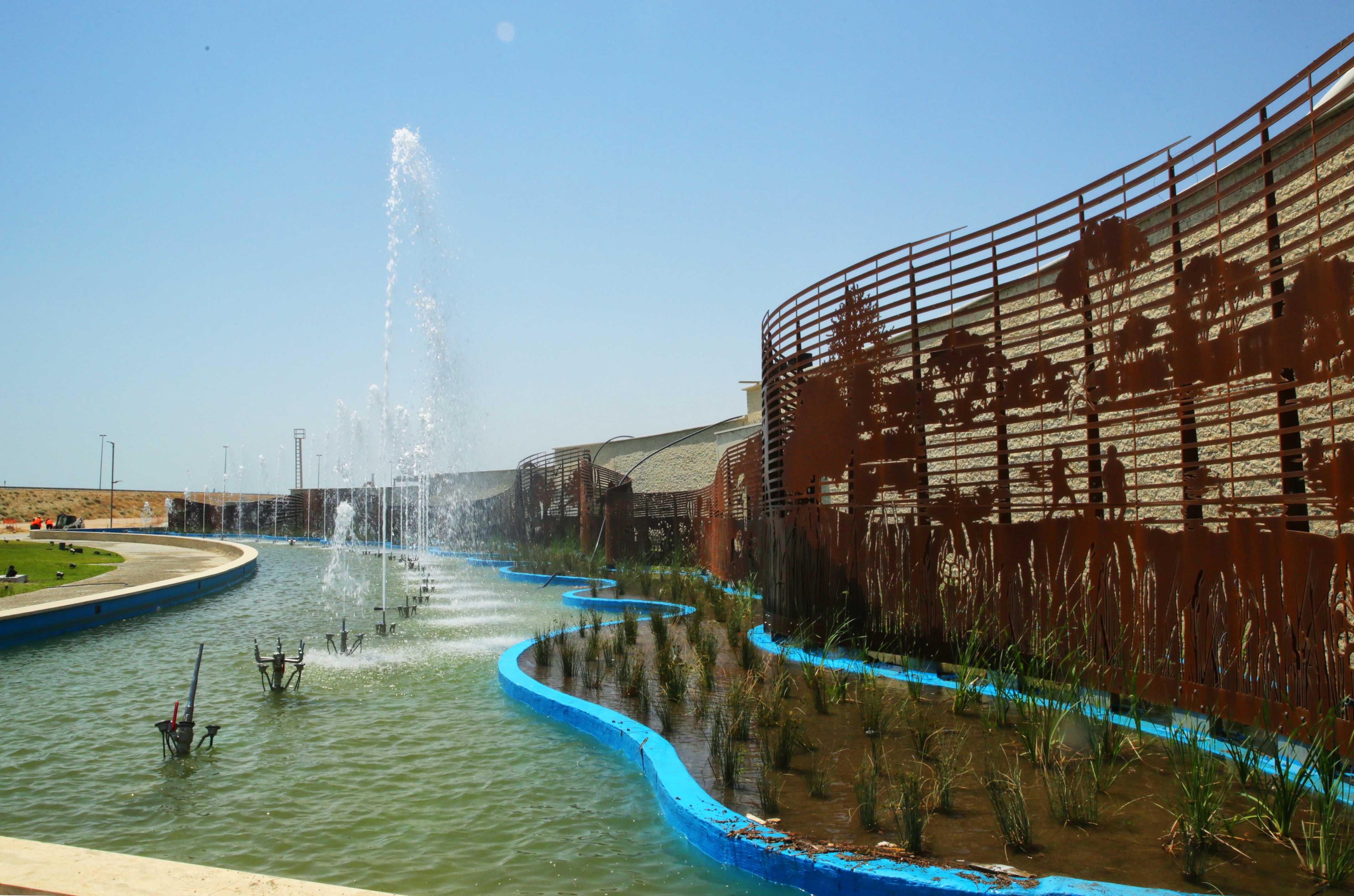 阿塞拜疆 IDEA 公司打造梦幻高尔夫俱乐部入口巨型艺术装置-1