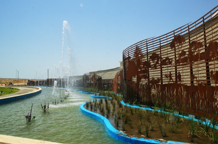 阿塞拜疆 IDEA 公司打造梦幻高尔夫俱乐部入口巨型艺术装置-1