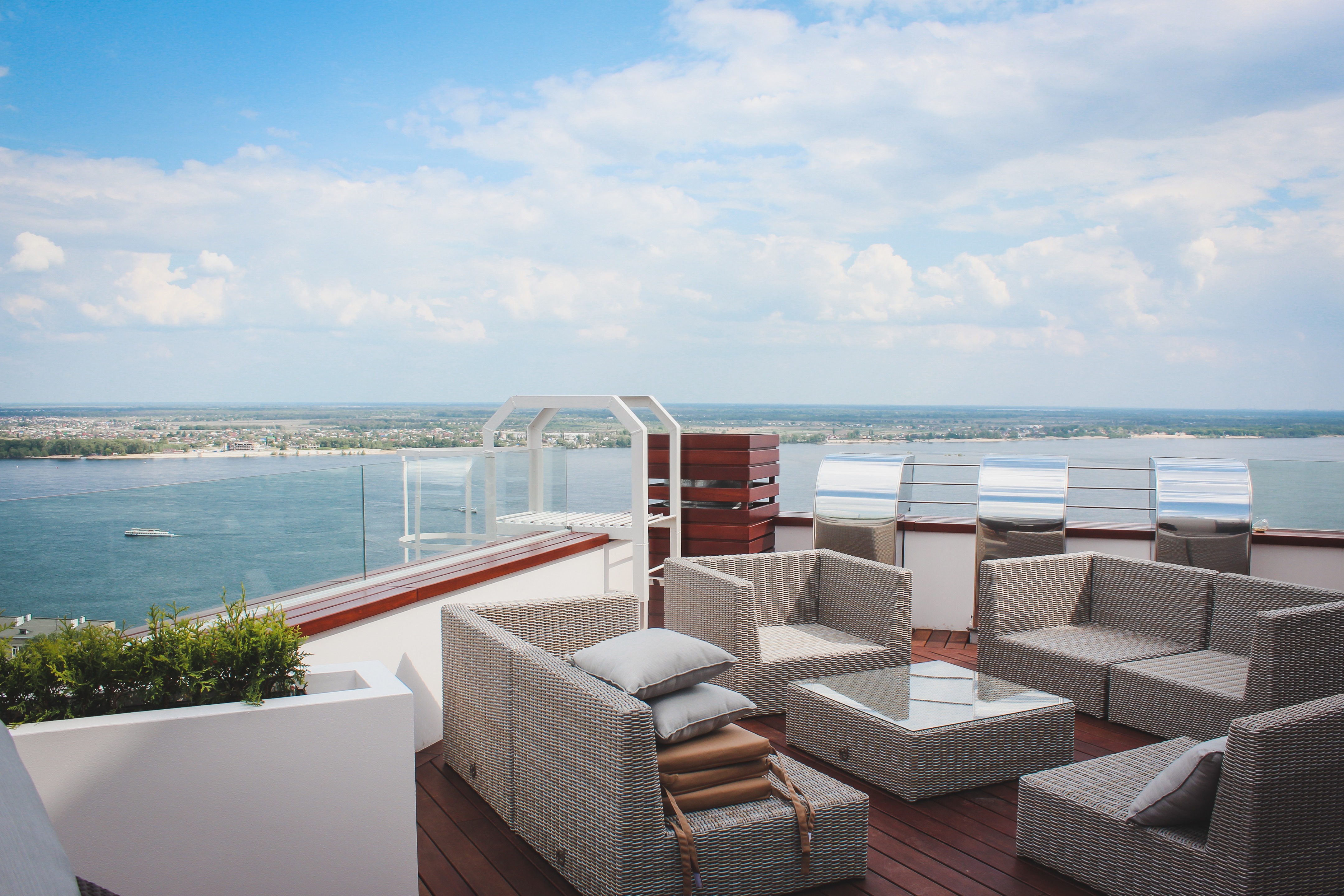 2011 年完工的无框玻璃露台设计-2