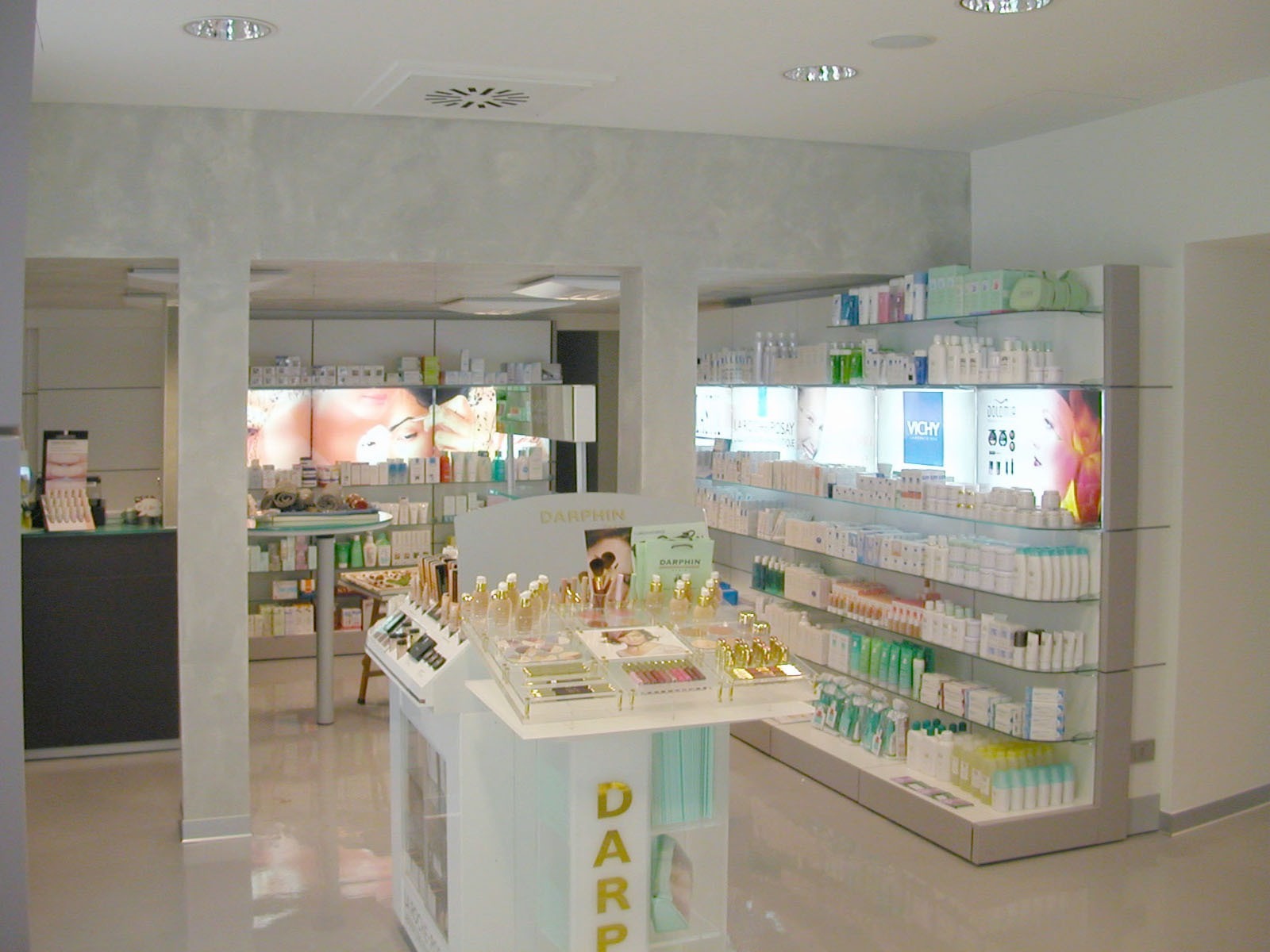 2004 年完成的 Mainardis 新药店室内设计案例-7