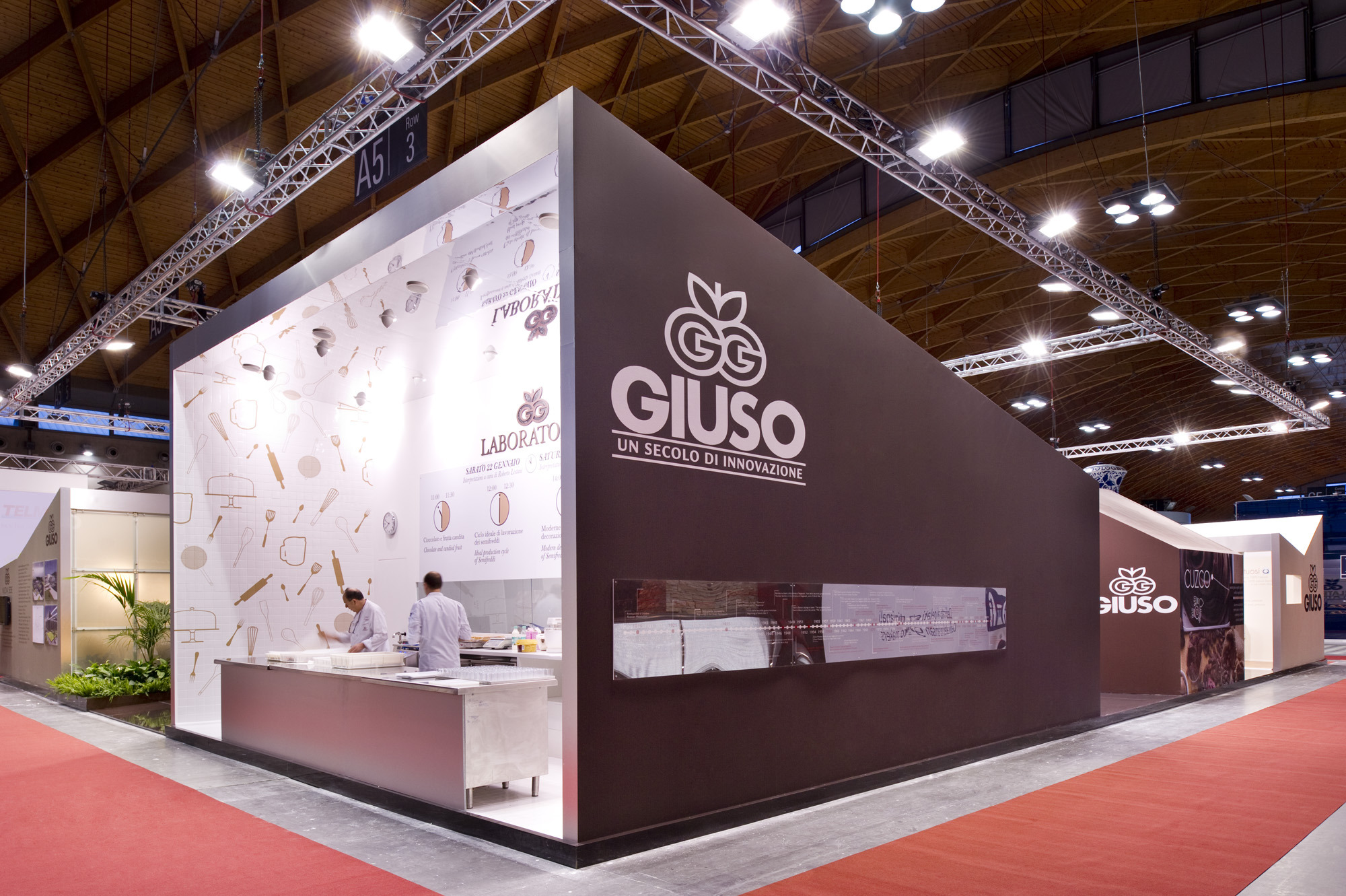 颠覆传统，400 平米展位诠释现代关系美学-9