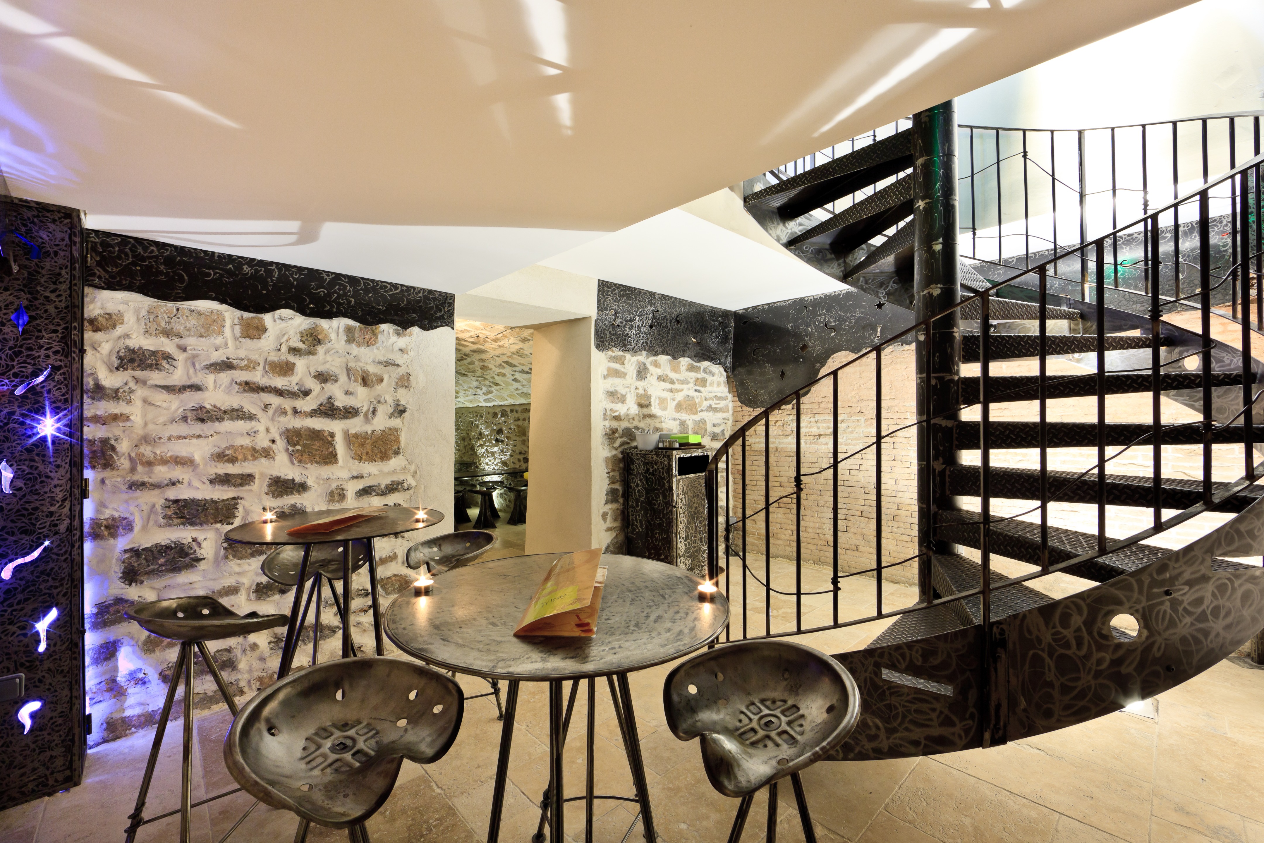 2010 年完成的 Cafè des 2 L 酒吧室内设计案例-5