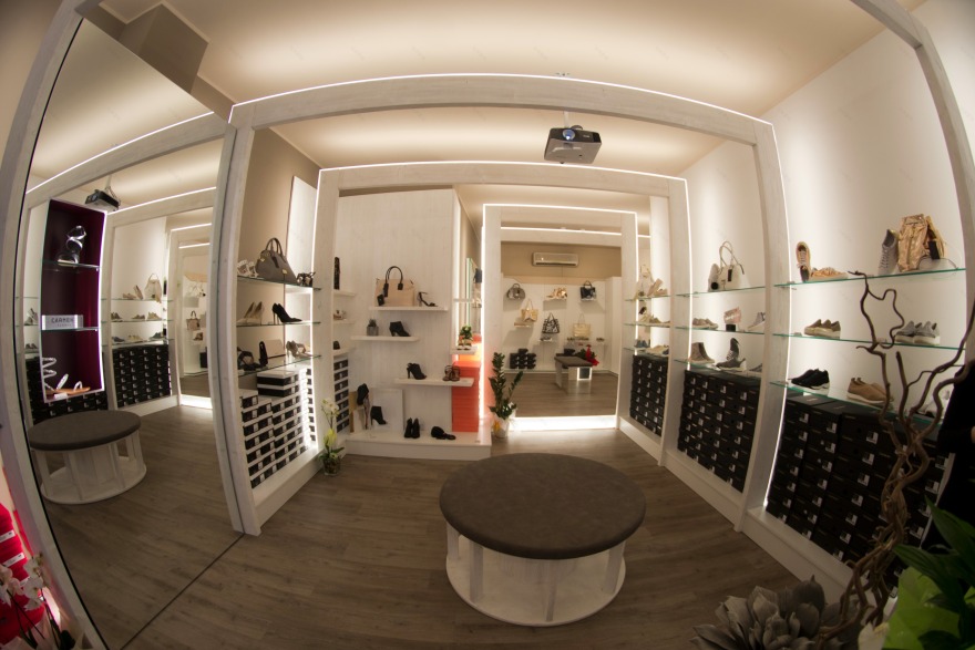 海滩边的"皮革"变身,打造全年展示优雅的鞋子店-10