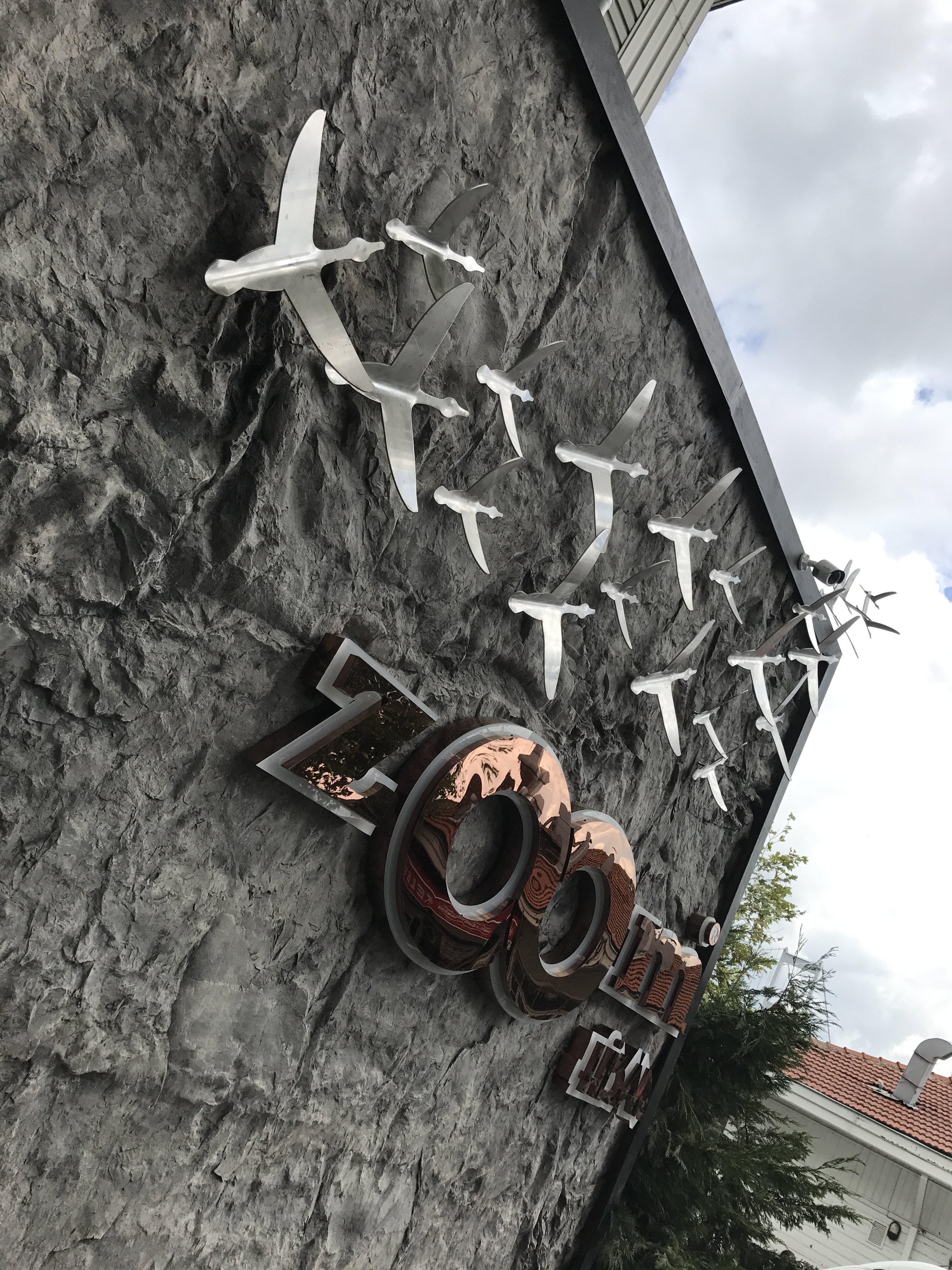 2017 年完成的 ZOOM 咖啡餐厅室内设计案例-1