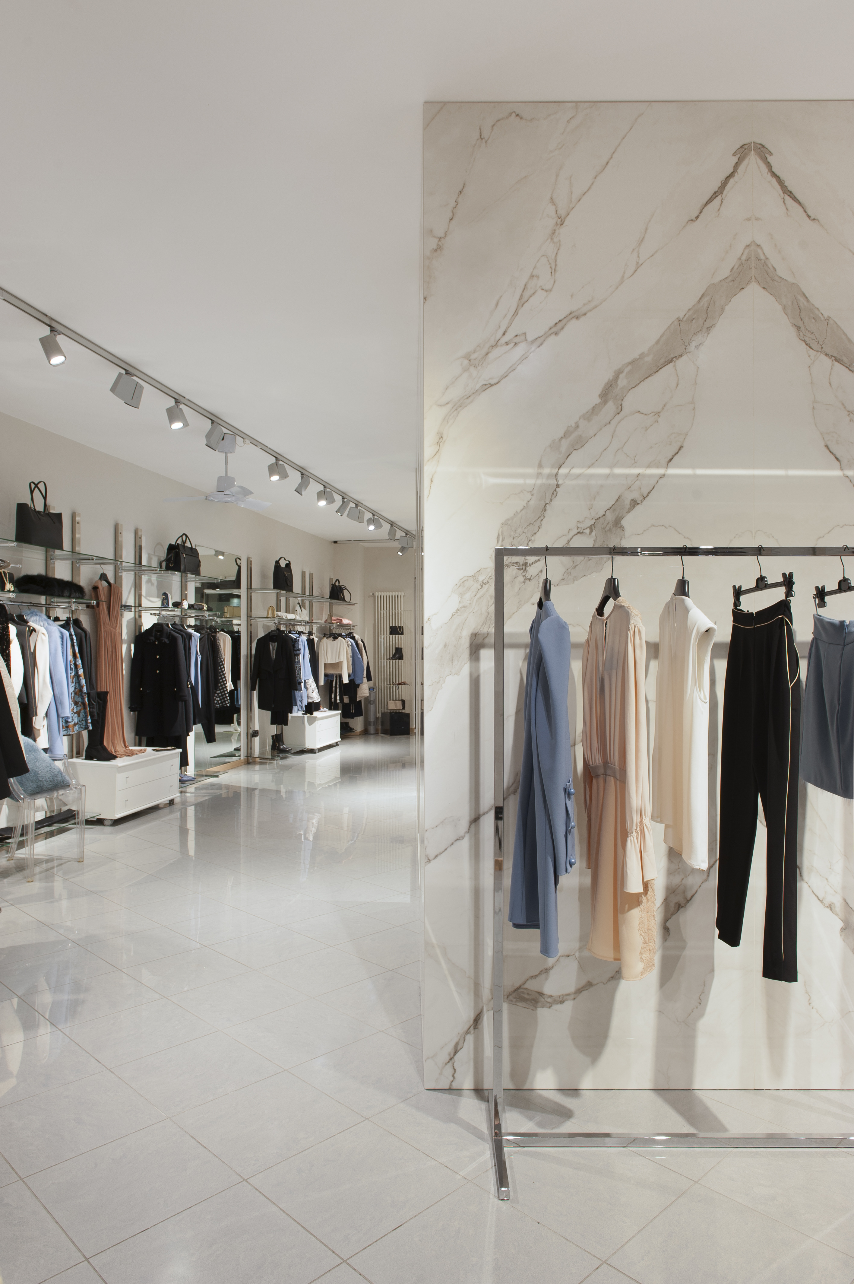 金色大理石与铜质元素打造的时尚概念店-4