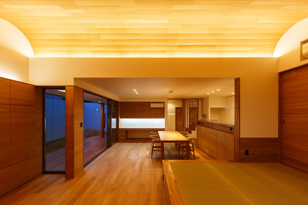 京都豪斯洛极简住宅 | 木质定制空间与倾斜天花板设计-14